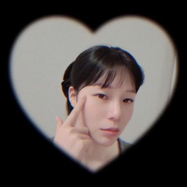 😶‍🌫️청량뽀짝 솔랜드🌿 on Instagram: "#광고#메디큐브 로 매끈해지기! 잠들기 전타임🐥 기분도 꿀꿀한데 🐷 환절기에 그날까지 겹쳐서 피부가 안 좋은거에요! 다들 아크릴케어 아시죠?