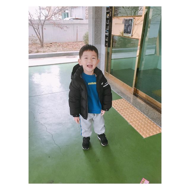 행복가득♥️👨‍👩‍👦‍👦 on Instagram: "- 어린이집 가는게 저리 좋을까? ⠀ 사실 엄마도 장꾸 어린이집 가는게 좋은건 비밀~ @boomboom_official #붐붐키즈#아기후리스#아기실