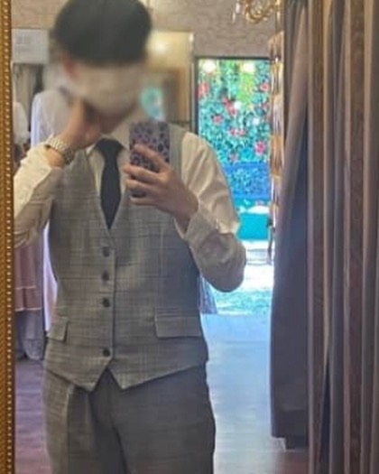 스무살에 사장을 해보면서 많은 경험을 했다 비교적 어린 나이에 시작한 사업은 나름 성공적이였다 매출이 안나오면 매출로 걱정을 했고 내가 사업을 하기전에는 저 가게에는 손님이 많으니까 돈 엄청 벌겠다 라는 생각을 하였다 하지만 월세,전기세,직원 알바비,관리금 등등 생각보다 감당 해야하는 비용이 컸다 월 매출이 5천만원 이면 그중에서 2-3000만원은 그냥 가게를 위한 투자와 소비로 거의 빠져나갔다 그래서 더 열심히 벌고 싶다는 욕심이 생겼다 내 주위에 남겨진 사람들을 지키고 싶었고 주위 사람들에게도 도움이 되고 싶었다 마냥 즐겁진 않았던 거 같다 남들이 대학 생활 하는 것이 부럽게 느껴졌던 거 같다 평범하지 못했던 것일까 아니면 평범하게 지내고 싶지 않았던 걸까 20살에 남들보다 더 열심히 살아가고 싶다는 욕망이 생겼고 지금도 그렇다 평범하게 살아가고 싶진 않다 그냥 벌어도 벌어도 더 벌고 싶다 돈 이라는 욕망 때문에 주위 사람들한테도 상처를 준 적이 있다 그때는 아무렇지 않았다 나만 성공하면 된다는 마인드였기 때문에 하지만 틀렸다 주변 사람들이 나를 도와주게 만들어갔어야 하는데 그걸 못했다 나는 지금 보다 더 몇배 아니 몇천배 성공하고 싶다 감당 해야할 무게가 엄청 났지만 견딜 수 있을 것만 같다 시도가 있어야 실패를 하듯이 뭐든 시도 해볼것이다 더 나은 내가 되기 위해 그래서 마음을 다시 먹을것이다 내가 성공을 제대로 한 뒤 주변 사람들을 도와주기로 몇년이 걸릴진 모르겠지만 사람들의 동정심에 넘어가지 않을 것이다 이 글이 내려간다면 그때 나는 성공 했다는 것을 의미하겠지