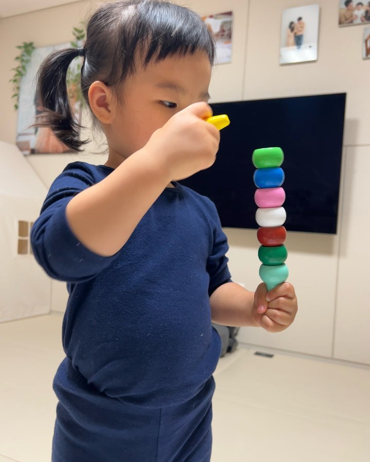 #1일1또현🧡 

제법 말이 통하는 3세❤️
자기가 색연필탑 무너트리고 
자기한테 미안하다고 한다.. 

이 귀여운 생명체를 어쩌면 좋지🥺

#육아맘 #육아맘일상 #20대육아맘 
#너의모든순간 #함께하고싶은 #엄마 
#손에묻지않는색연필 #완구 #23개월아기
#주말은나가서커피한잔