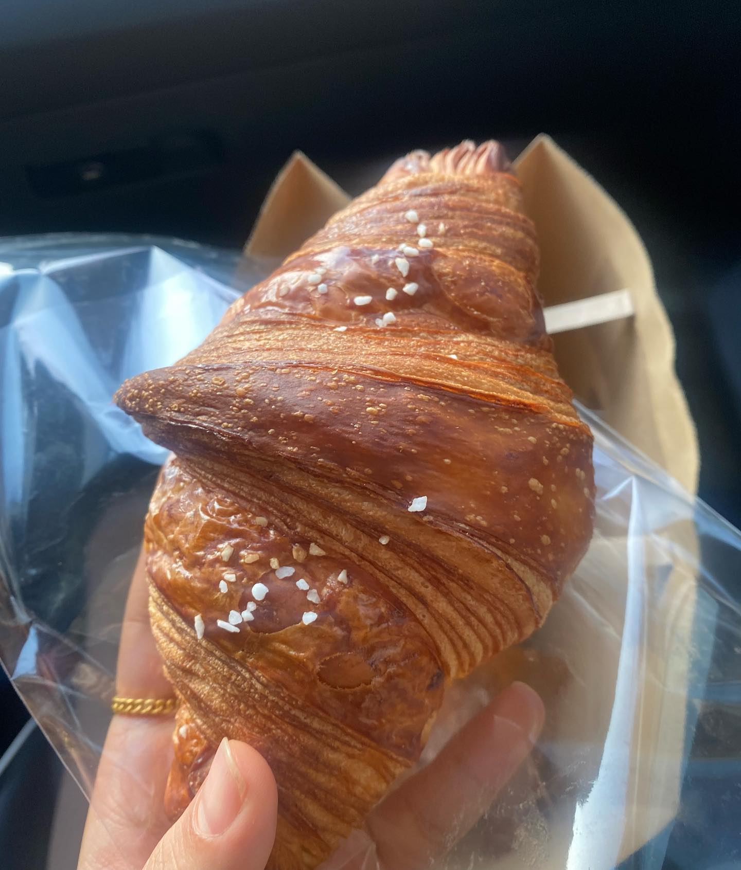 충주맛집 , 베이커리이와정

충주에서 핫하다는 소금크로아상 맛집 !
소금크로아상 다 나가고 기다리면 나온다해서 기다렸다가 구매했어용😍
퀸아망은 오전에 품절 !
요즘 빠져있는데 너무 아쉬웠어용
갓한 크로아상 겉 바 속 촉 
아주아주 맛나게 먹었어용❤️

#충주맛집 #충주소금크로아상 #충주생활의달인 #충주베이커리이와정 #충주이와정 #베이커리이와정 #이와정 #충주빵집 #충주베이커리 #충주카페