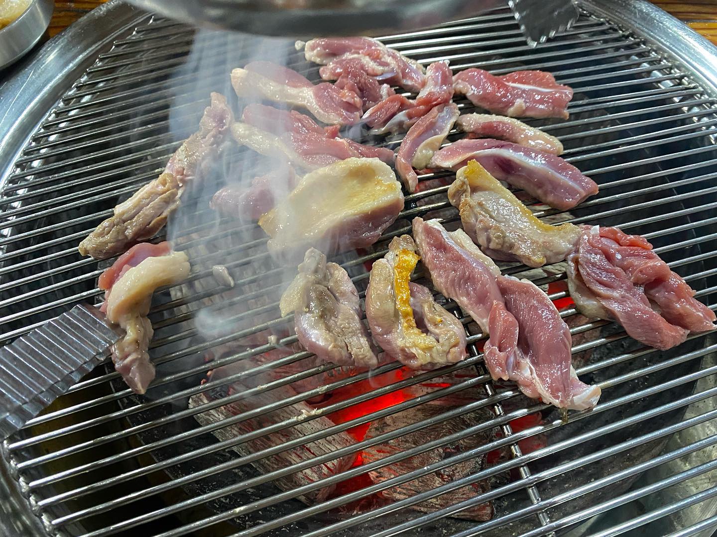 원주맛집 , 통나무오리 

생오리고기 구이 먹으러 흥업댕겨왔어용!
고기 죽 계란 까지 패키지로 먹으니 배불러용👍🙆‍♀️

#원주맛집 #원주통나무오리 #원주오리구이 #원주오리고기 #흥업맛집 #흥업오리고기 #통나무오리