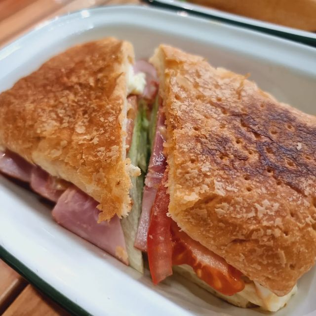 이유정 on Instagram: "#광고 #로드샌드위치 요즘 자주 챙겨먹는 샌드위치~ 샌드위치 맛집 로드샌드위치 천호점 방문! 패스츄리 로드샌드위티와 바게트 크렌베리 샌드위치 주문! 패스츄리 식감