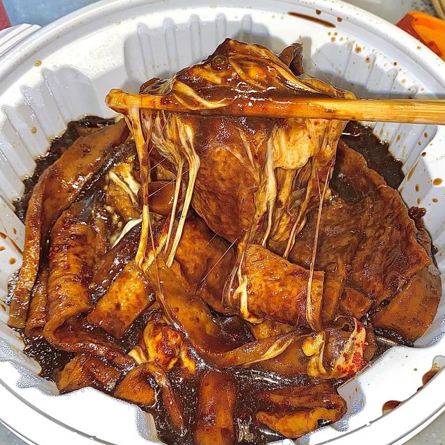 맛집 다니는 수아 💗🍴 on Instagram: "#짜장엽떡 아직도 안 먹어본 사람 있나요? 직원분 실수로 맵미 가루가 안 왔더라고요… 전화해보니 분명 넣었다며 대처를 안 해주셨습니다. 그래서 그냥