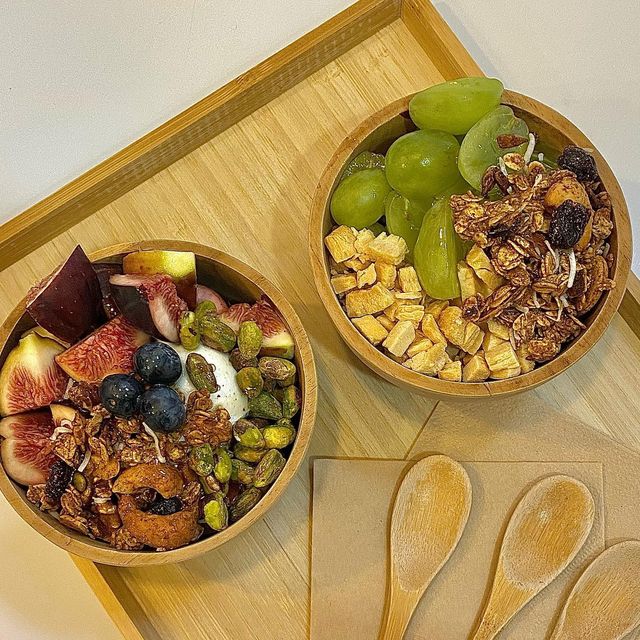 맛집 다니는 수아 💗🍴 on Instagram: "그릭요거트 신상 맛집입니다.이번주 목동을 가야하는 이유. 제가 다녀본 그릭요거트 전문점만 20군데 이상인데 여기가 원탑입니다. - 💗 피그 판타지 :