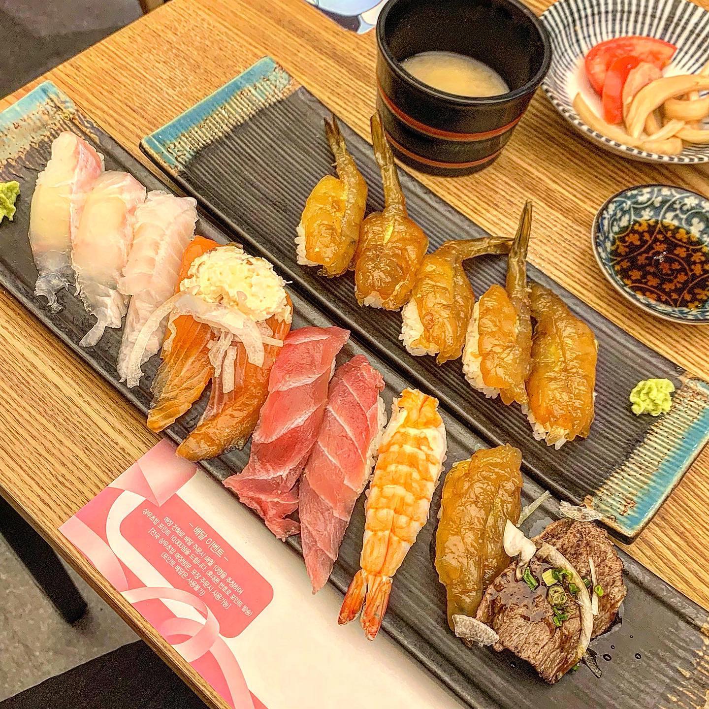 ♫ 상무초밥 청주점 ♫

어제가 제 생일이었는데요 ! ㅎㅎ
생일 기념으로 맛난 초밥을 조졌답니다 😎

상무초밥 인기메뉴! 자부심 초밥과
제 최애초밥 간장새우초밥을 시켰어요 ʚ˘◡˘ɞ 

자부심초밥은 활어, 연어, 참치, 새우, 간장새우, 소고기초밥으로 구성되어 있어요!
맛이 없을 수가 없는 구성,, ❤️

특히 단품으로 시킨 간장새우는 쫜득 그잡채 ,,
새우살이 통통하고 식감도 최고였어요!

본 메뉴 나오기 전에 나오는 냉모밀과 후식으로 나오는 매실차 담긴 파인애플까지 !
완벽한 코스였습니당 💕
.
.
.
📍 충북 청주시 흥덕구 대농로 49 에스와이스타몰 상무초밥 청주점

➿자부심초밥 15.9
➿간장새우(5P) 8.5