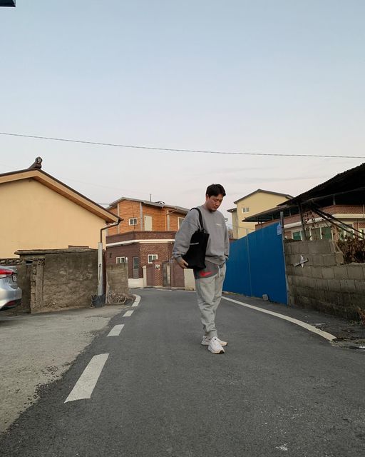 이동수 on Instagram: "#협찬 폐기 패브릭, 패트, 플라스틱 등을 분해하여 친환경으로 제작된 #지쿤 #리사이클해리에코백 광택이 없는 리사이클 생시 캔버스 패브릭이라서 딱! 제 스타일의 가방