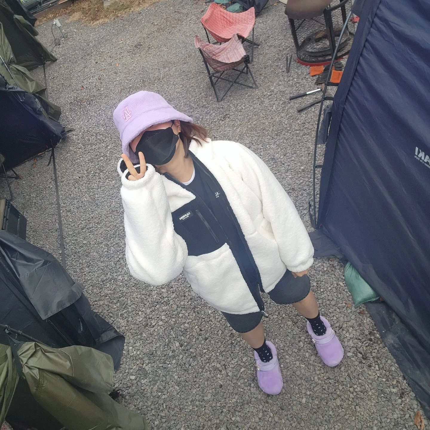 항공샷이 유행이라길래ㅋㅋ

* 
돈앤콩부인 캠핑 가긴 귀찮고 느낌만 즐기고 싶을때 딱인 곳 ❤️ 
2층 카페도 느낌있고 루프탑에는 천국의 계단이 👍 

#경주 #경주맛집 #블로그협찬 #돈앤콩부인
#연보라코디 #ootd #패션소통 #겨울코디 #항공샷