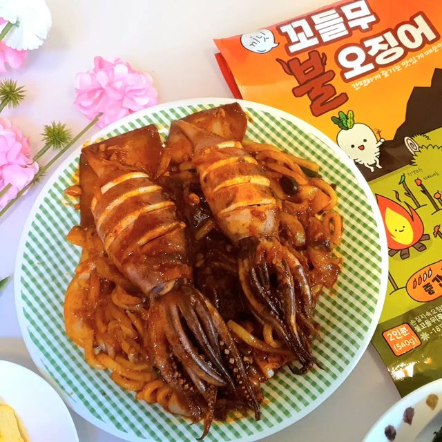 @rahoo_lady on Instagram: "오늘 남편과 점심으로 해먹은 불맛나는 무볼오징어😘 #광고 #꼬들무불오징어 엄청 빠르고 깔끔하게 아이스팩과 배송된 키트와 사은품으로 주신 우동사리, 치즈, 김❤