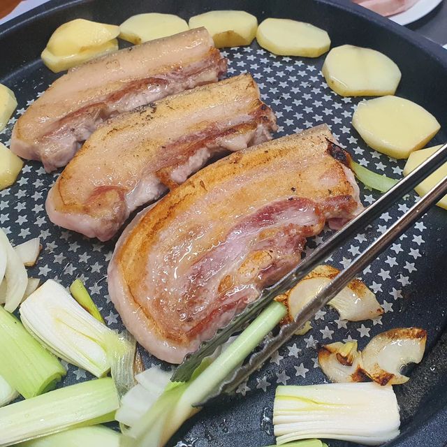 @rahoo_lady on Instagram: "저번달에 아빠가 수원 트레이더스에서 사온 금돈으로 만들어 먹은 아빠표 삼겹살 구이☺️ #삼겹살파티 평소 요리를 좋아하는 미식가인 아빠가 나와 오빠, 엄마를 알차