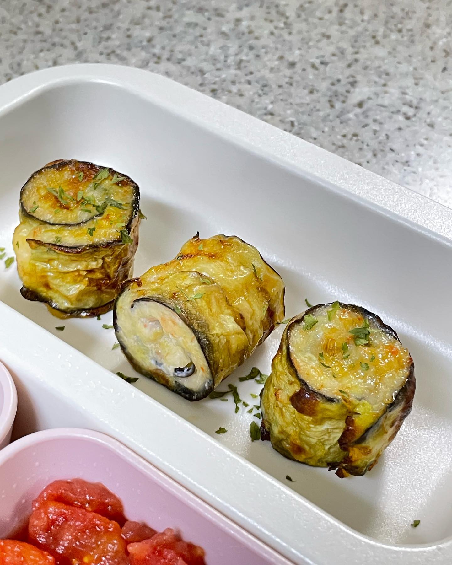 #담이유아식기록

저녁메뉴
새우가지말이
닭고기시금치국
토마토올리브유절임

*새우가지말이
슬라이스한가지에 다진새우
살포시얹고 돌돌말아서 
계란물 묽은밀가루반죽 두번반복해서
에프180/12분
(아기비빔간장살짝바르고 에프1분추가)

다먹은그릇엄마주세요~햇더니
차곡차곡쌓아서 저렇게내민다
ㅋㅋㅋㅋㅋ👏👏

요즘아주이뻐
매일새로운말들로 재잘재잘🥰

#말하기시작하면
#귀에서피난다더니
#엄마가지루할틈없다
#🙉