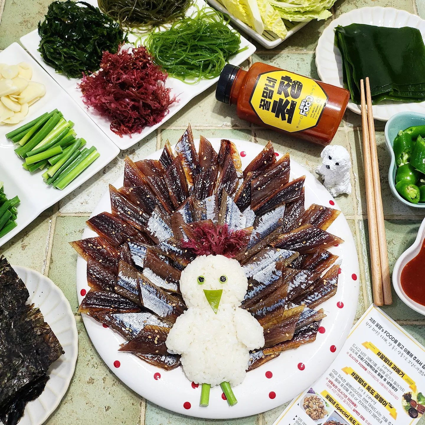 (#협찬 🦖) 잇츠 #공작새 아니쥬 #과작새 !🤣🤣🤣🤣🤣🤣
#과메기 로 만들어봤다횬!
.
창의적인 이쪼롬 
#플레이팅 나 스스로도 칭찬해🤣🤣🤣🤣
.
여튼 요기껀 푸짐한 세트라서 준비할 게 업따능효
그냥 택배받고 바로 먹어주면 된다능!
.
#과메기초보 라면?
챔기름 휘휘둘러 비벼주고
깨솔솔뿌려서
찬밥!에 먹어주세효
.
비린맛 없고 진짜진짜 맛있다능효
이집은 #꿀맘네초장 이게 포인트!
상큼한 맛의 #수제초장이랑서 과메기랑 궁합이
아주그냥 끝내줘효👍👍💯💯💯💯💯
.
최상급 #꽁치과메기 에
해초4종/ 곱창김/ 수제초장
쌈배추 /배추 /고추/ 쪽파
마늘 /마늘쫑 까지 완벽한 구성!
.
진짜 넘흐 맛있는 과작새!👍👍💯💯💯💯
다들 드셔보시길😍🤣
.
.
🚩판매처 #꿀맘스푸드 ggulmomsfood
.
.
#꿀맘네과메기 #과메기택배 #과메기추천
#과메기맛집 #포항맛집 #포항과메기 #구룡포과메기