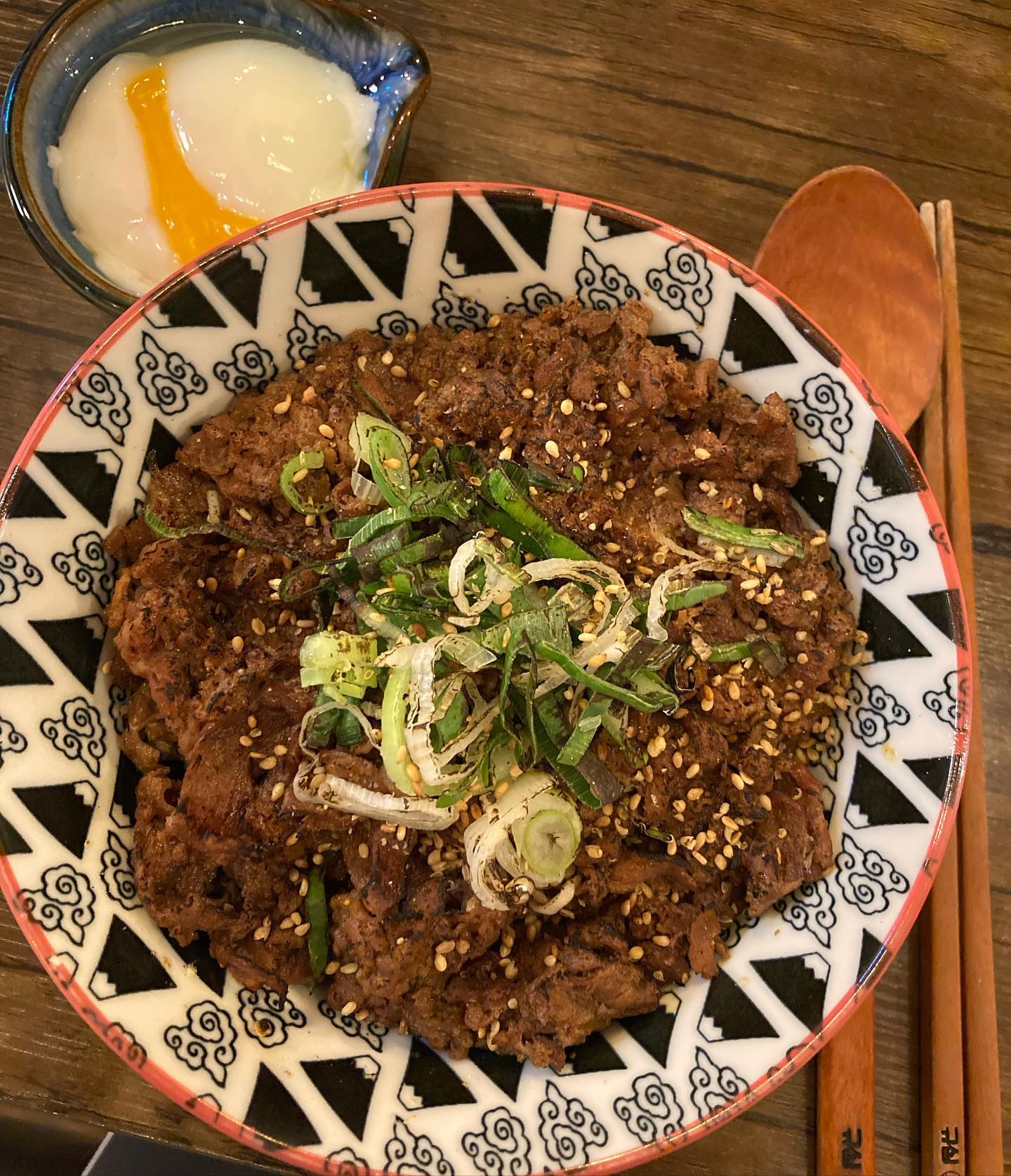 .
.
가성비 좋은 경성대부경대 규동맛집
#규심 에 다녀왔어요 !
.
김치규동 먹으러 갔는데 품절이라서 일반규동 주문했어요! 일반 규동도 맛있더라구요 👍 특히 저 온센계란까지 넣어서 같이 먹는게 맛있었어요 ㅎㅎ 계란 추가도 가능하던데 다음번엔 계란 추가해서 먹으려구용 💛
.
📍규심 (부산 남구 용소로 19번길 16)
⏰ 11:00 - 20:00 (15:00 - 17:00 브레이크타임)
매주 일요일 휴무
💲 기본규동 7000원, 나머지메뉴도 7-8000원 정도
💛 추천메뉴는 규동, 김치규동
☺️ 아직 못먹어봤지만 오므규동도 인기메뉴더라구요!
.
.
.
#경성대맛집 #부경대맛집 #경성대데이트 #부경대데이트 #대연동맛집 #경성대밥집 #부경대밥집 #맛집 #맛집추천