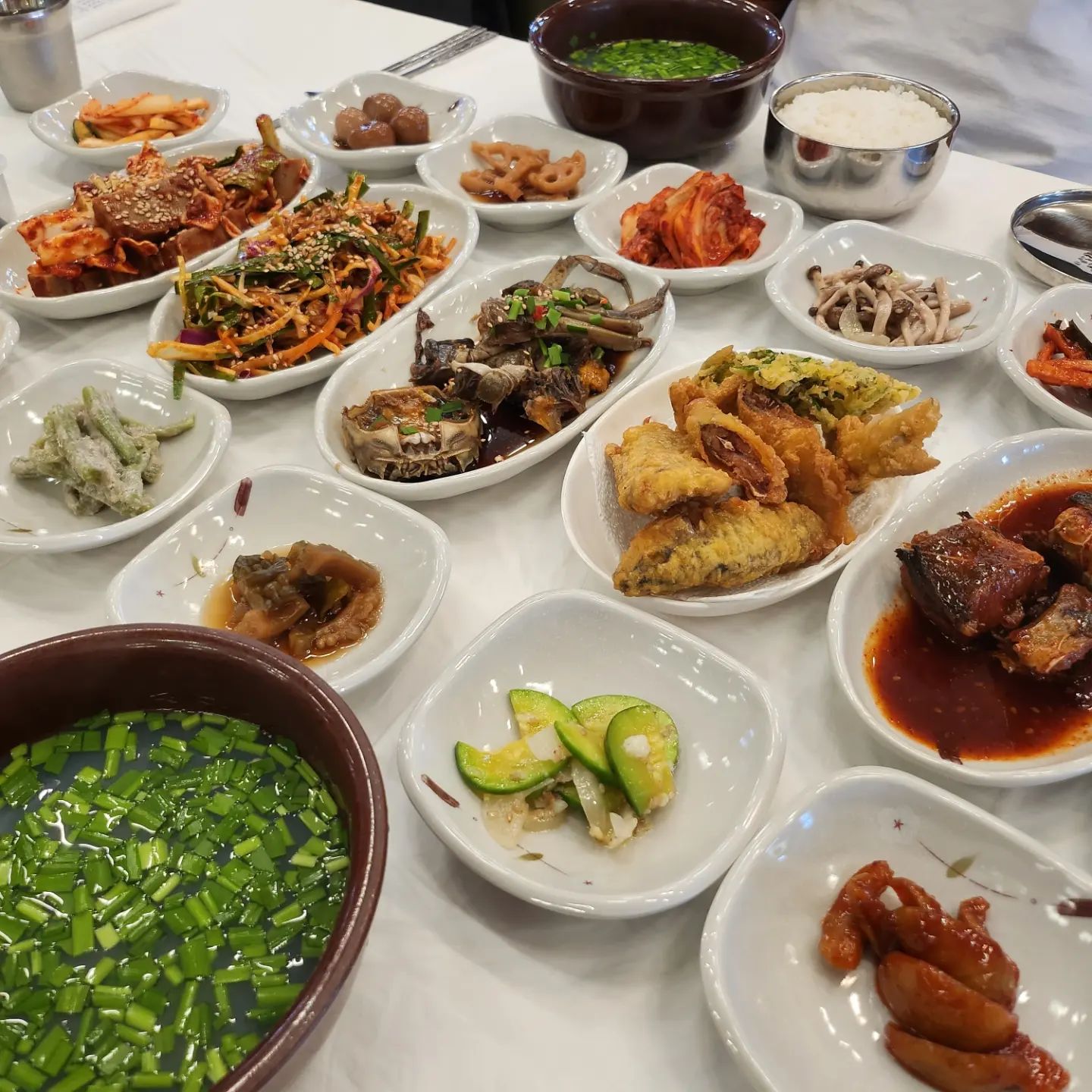 하동오면 재첩국 드셔야지요
화개장터에서 재첩국 먹었어요

정식시키니
참게장, 재첩회무침 나와서 
맛있게먹었네요

화개장터 많이크진않지만
가볼만해요
길거리 음식도 드시고
재첩국드셔보세용

#화개장터
#근처에
#재첩국수
#맛집도있음
