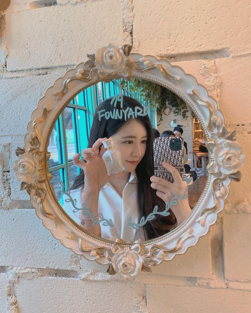 Jenny . 제니 on Instagram: "#광고 #협찬 다양한 향수를 싸봤는데 첫향과 끝향이 다른 묘한 매력의 향수 천연향료를 써서 그런지 부담스럽지 않은 향으로 은은하게 스며드는 향 꾸안꾸 매력같은