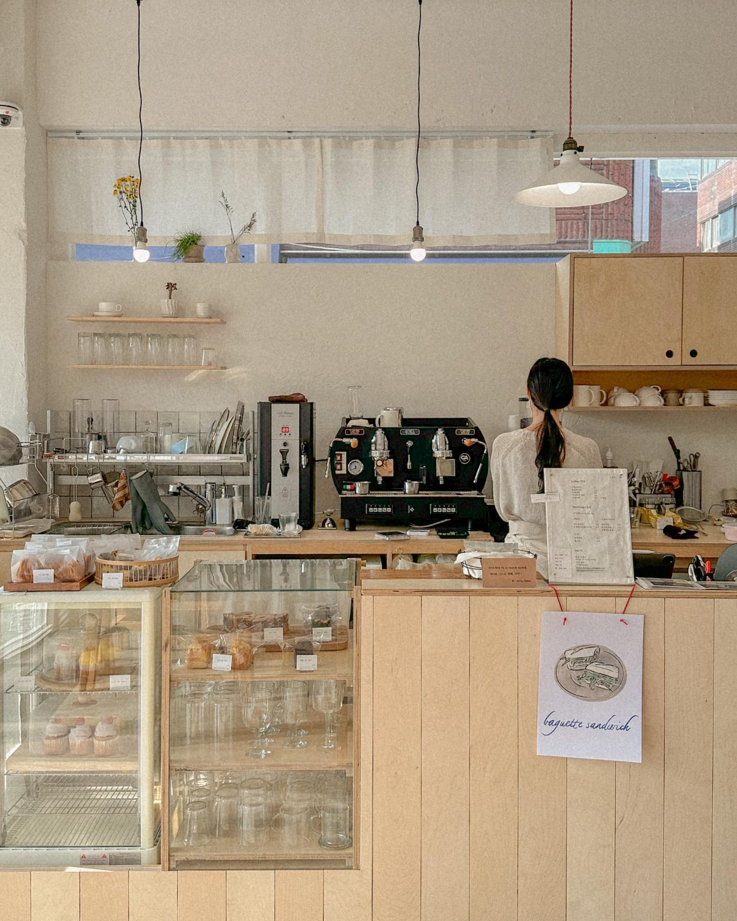 🏷️

청리단길에 새로생긴 ‘얼리썸머’
내가 좋아하는 원목인테리어에 
식물이 가득했던 곳 ,, 🪵🪹🍂

귀여운 컵케이크와 디저트도 많고
산미없는 원두라 커피도 맛있었다 ! 
앞으로 자주가야지 - 😉🤎