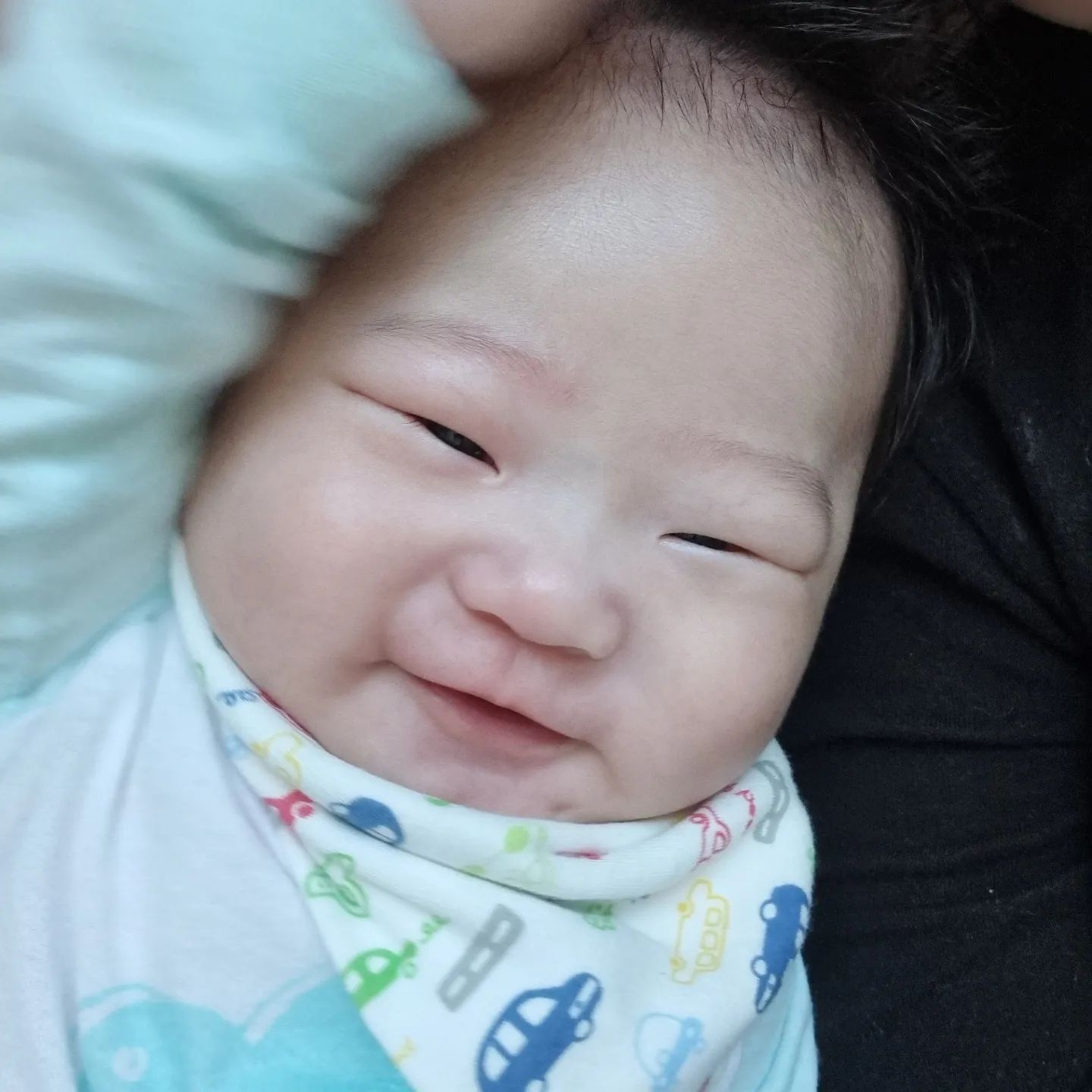 +85~86일

빵긋빵긋 잘 웃던 우리아가👼
차도가 없는 감기에 기운도 잃어가고 웃는 시간도 줄어들고.. 잠깐 이렇게 웃으면서 놀다가 금새 칭얼거림으로 바뀐다ㅠㅠ 
아파서 그러는건지 원더윅스랑도 겹친건지 자다가도 울고 깨서도 울고 모로반사에도 울고 맘마 먹다가도 울고 잘 놀다가도 갑자기 울고 바운서 태워놓고 1분 화장실 간 사이에 잠온다고 대 오열.. 
이틀내내 하루종일 오열파티😱

목감기만 있고 코는 괜찮았는데 아침에 코도 막혀서 노시부로 코도 빼고.. 안되겠다 싶어서 병원가서 약을 바꿔 타왔는데 이번엔 좀 차도가 있어주길🙏 

2022.11.17.~11.18.