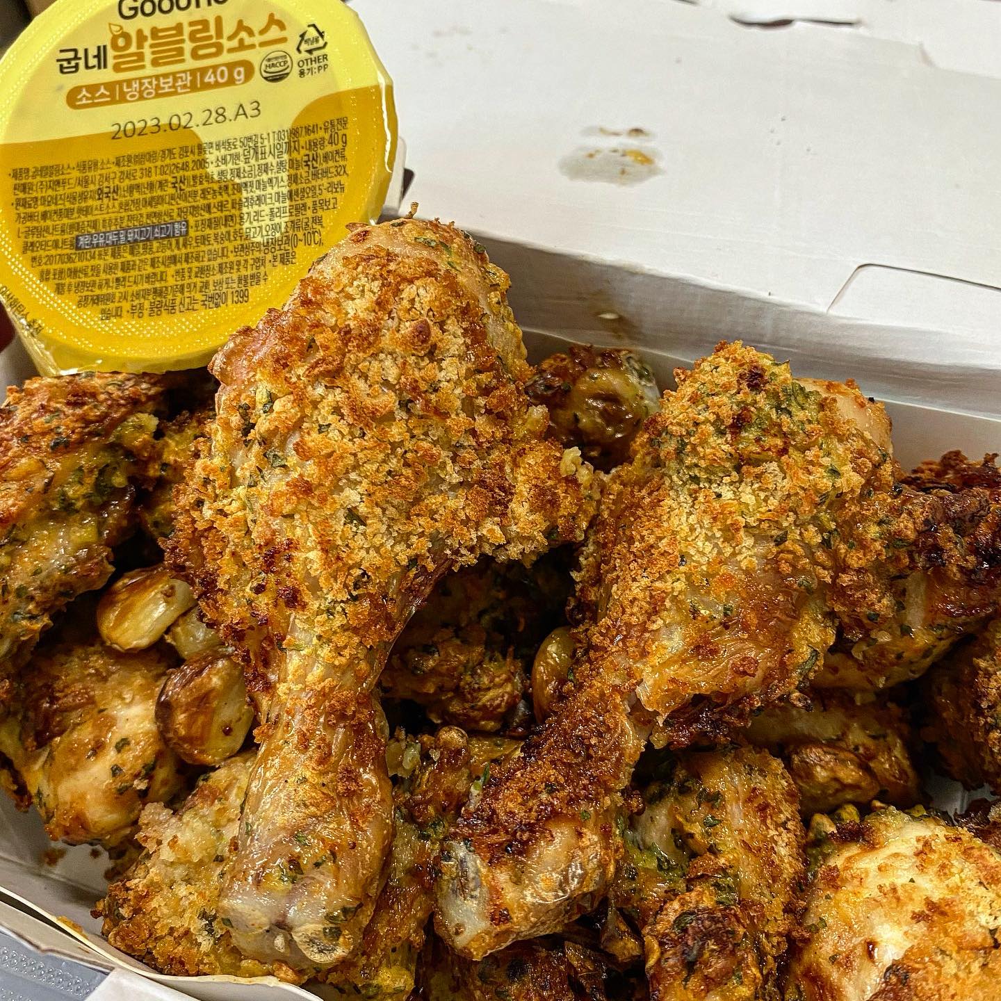 #협찬 #굽네치킨

✔️ 남해마늘 바사삭 

너마늘 사랑한다 했쟈냐 ~ 🎼🧄
굽네에서 실패없는 바사삭 시리즈 🍗🤍
이번엔 무려 [남해마늘 바사삭] 이랍니다??!!!!!
바사삭 겉바속촉인거 누가 모르냐면서 ,, 
마늘 + 치킨 = 맛난거 + 맛난거 = 한국인 최애조합 💗
촉촉하게 잘 익은 통마늘까지 갓벽 그 잡채에욥
남해의 마늘을 이용한 지역 상생 프로젝트 제품이라니
정말 의미있지 않나유 ?? 
단짠단짠 알블링 소스와도 너어무 잘어울렸답니댜 ! 
소스 조합 진짜 잘 뽑아내는 굽네 ,, (о´∀`о)
굽네치킨 + 저 믿고(?) 도전해보시기 강추드려요💞

🐷 굽네치킨 남해마늘 바사삭 🐷

#굽네 #남해마늘바사삭 #신제품 #치킨신제품 #치킨리뷰 #치킨추천 #먹스타 #먹스타그램