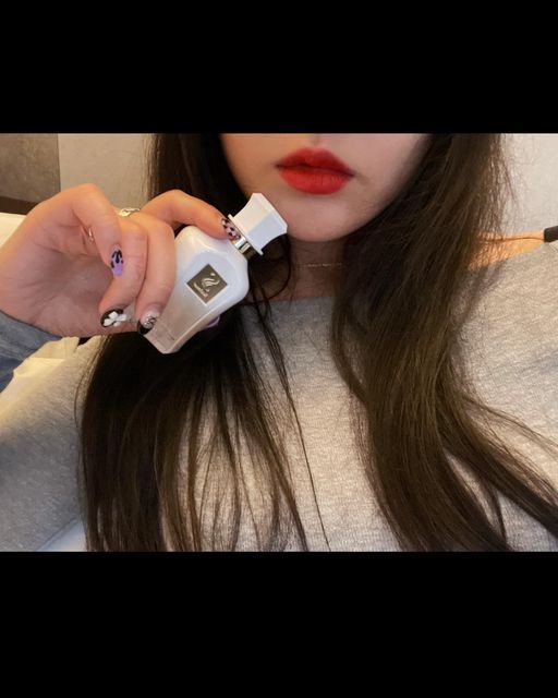 콩❛ ᗜ❛ ฅ 무드온더문 on Instagram: "내 첫 비건 향수 😌 첫 사랑의 설렘, 첫 키스의 느낌을 담은 향수라는데 뿌릴 때부터 부드러운 코코넛 향과 함께 꽃내음이 나는 느낌🤍 여성스러운 코