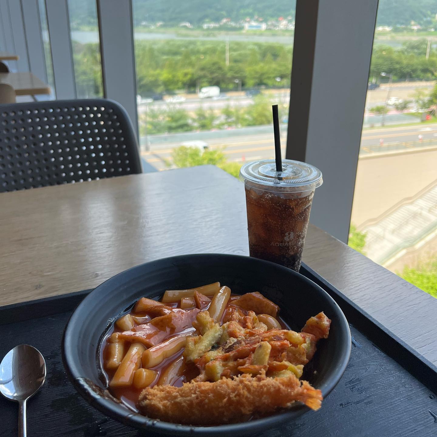 #알바끝 
헉 벌써 아쿠아필드 퇴사한지도
한 달이 넘었다니 시간 진짜 빠르다,,🫠
.
잠깐 하려고 들어갔던 마켓컬리에서 
본의아니게 약 5개월,,간 묵어있다가(?)
얼레벌레 장지동 지하 탈출해서 🏃‍♀️🏃‍♀️
또 잠시,, 원래는 보름 정도 다니려고 했었는데
얼레벌레 두 달 반 동안 착실하게 다녔던
하남아쿠아필드 셀렉더테이블😂😂
.
장지동을 탈주하고 나서야,, 비로소,,,
사람은 확실히 햇빛을 보고 제때 밥을 먹으며,,, 
사람 답게 살아야한다는 것을 깨달음,,🤦‍♀️
첫 보름 간은 진짜 햇빛보고 일하는게,, 행복했음,,,
밥이 공짜라는 것 또한,,, 맛있는 것 또한,, 🫰
.
퇴근하면서 스타필드 내/외부에서 맛있는,,
트레이더스 피자나 행사식품 무언가를 사다가,,
집가서 맥주 한 캔이랑 먹는 낙도 꽤나 쏠쏠했음,,👍
.
셀더테에서의 알바는 진짜,,
약간 여태까지 해봤던 알바통합.zip 같은 느낌으로
이것저것 해야해서 정신없긴 한데
나름 매일매일 전직퀘스트(?)가 있는
메이플 깨는 거 같고,,, 재밌었음ㅋㅋㅋㅋㅋㅋ
같이 일한 알바들도 직원분들도 넘 좋았구,,🥺💕
.
고딩때부터 같이 알바하는 사람들이랑 
끝나고 한 잔 하고 그런 로망이 있었는데
고딩땐 미성년자라 마감 안해서 못껴봤고,,
20살땐 또 어리다고 언니들이 안놀아주고,,
내가,, 그,, 언니/누나가 되어서야,,
애들을 끌고서라도 가서 드디어 실현해봤다^^,,🍻
.
원래라면 알바들끼리 좀 더 마셔 부어 하고 싶었는데
모임을 주도하던 내가,, 막판에 여행비 모으느라
돈에 쪼들리는 바람에ㅋㅋㅋㅋ😅
몇 번 못 마신 게 진짜 아수움!!!!!🥺💦
.
셀더테 알바들 대부분 인스타 맞팔은 했는데
다들,, 잘 지내시죠,,,? 잘,, 계시죠,,?
저 지금 고로나 격리중이니까,,,^^
격리 끝나면 연말에 한 잔 해요~,,🍻
.
여행 갔다오면 기념품 선물 사들고 
찜방도 놀러가기로 했었는데
마땅한 선물거리,,도 못사왔거니와ㅋㅋㅋㅋ
당장은 입에 풀칠할 돈도 없어서 큰일이다🤣🤣
.
.
.
#일상 #일상스타그램 #99 #스물넷 #봄만스물넷 #백수 #백수스타그램 #알바 #아르바이트 #알바후기 #알바몬 #퇴사 #밥복지 #간식 #먹스타그램 #맛스타그램 #맛집 #하남맛집 #하남스타필드 #아쿠아필드 #셀렉더테이블 #😋 #떡볶이 #왕돈까스 #비빔밥 #예봉산 #검단산 아님!!^^ #포토이즘