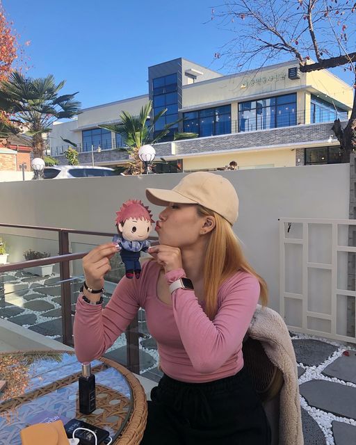 조연우 on Instagram: "#광고 까를로에서 자체 제작한 해조류 염료로 석유 기반 염료를 대체하여 환경도 지키고 모자 디자인도 깔끔해서 무난하게 다 매치할 수 있어요!!🌸 @carlostudio_official #친