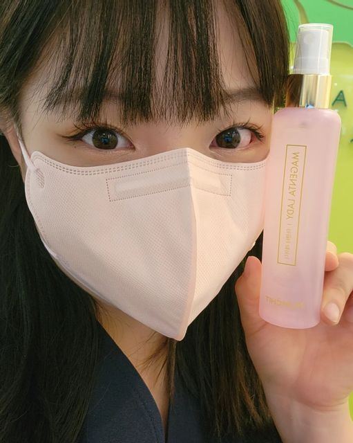 신 영_²³ on Instagram: "#광고 #협찬 ♥︎ 멈칫(mumchit)_마젠타 레이디(magenta lady) ♥︎ [ 플로럴 향으로 대학교 캠퍼스에 마주칠 법한 첫사랑의 여운이 담긴 피오니 꽃향기 ] - 미용직 일하는 저로