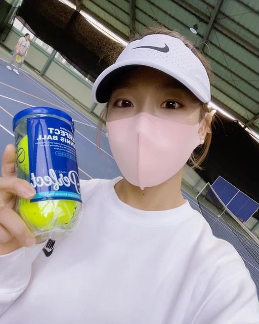 Peace on Instagram: "운동할때 쓰기 좋은 #그래핀마스크 🙌🏻 ⠀ 통기성이 좋아서 숨쉬기가 편해서 좋아요😜 ⠀ ▫️끈조절도 되어서 얼굴에 딱 맞게 밀착가능하고 ▫️보들보들한 감촉이라