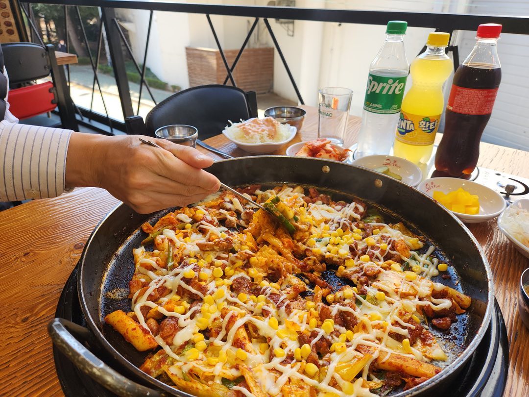 #협찬
오랜만에 진짜 맛있게
먹고 온 유가네 닭갈비 동래점!
어릴때 학교마치고 노래방갔다가
달려가서 먹던덴데
여전히 그맛 그대로인데다가
메뉴도 다양해져서 굿굿~

예전보다 메뉴도 더 많아져서
골라먹는 재미가 있으니까
질리지 않고 자주 먹을 수있겠다
싶고, 앞으로도 자주 들릴 예정!!

친구들하고 맛있게 한끼하고
집에 있는 가족 생각이나서
도시락 포장해서 가족들에게도
가져가야겠다 :-)

다음번에는 또 다같이 들려봐야지!
앞으로 자주자주 들릴예정인듯~ㅋㅋ

⭐️유가네 닭갈비(동래역점)
⭐️부산 동래구 삼성대길 40 (명륜동, 일신빌딩) 2층

#좋아요반사 #좋반 #LFL #좋아요폭탄 #선팔하면맞팔 #선팔맞팔 #인친해요 #인친합시다 #인친환영 #인친고고 #동래역맛집 #동래맛집 #동래데이트 #동래맛집추천 #동래술집 #동래핫플 #동래고기집 #명륜동맛집 #동래밥집 #동래구맛집 #온천동맛집 #수안역맛집 #수안역고기집 #동래닭갈비 #동래역닭갈비 #수안역닭갈비