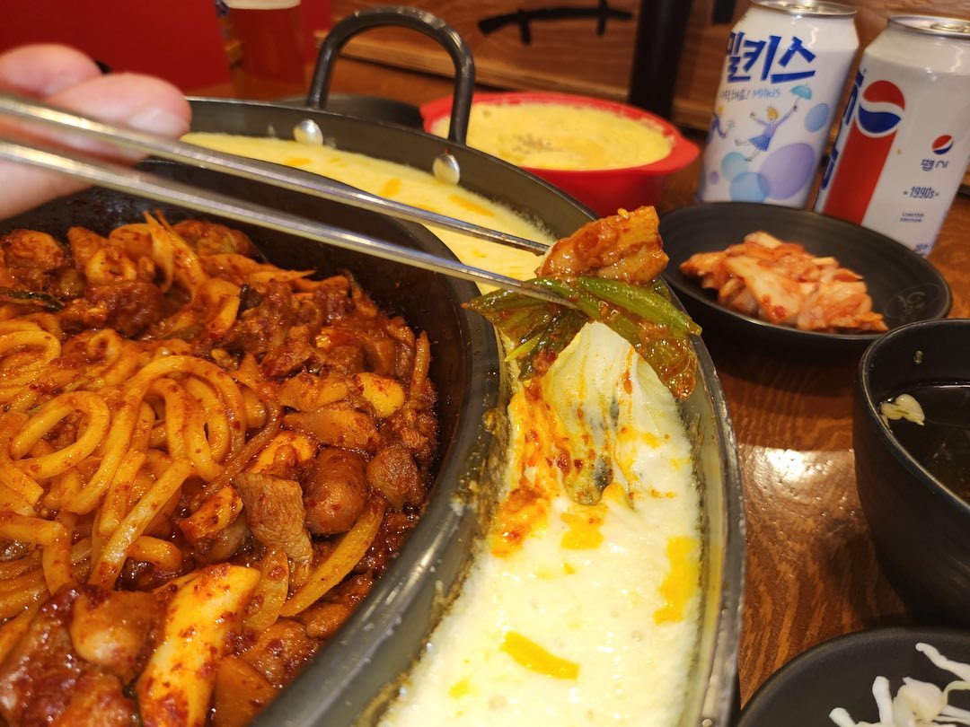 #협찬
유가네 닭갈비 인천구월점은 정말 오랜만에 들렸는데 여전히 맛있네^^
그맛 그대로라서 학교다닐때 친구들하고 매번 와서 먹었던 추억이 새록새록 떠올라서 좋기도 하고~
전보다 메뉴도 다양해져서 굿굿 ^^
가성비도 여전히 좋고!

집에 식구들도 같이 맛보면 좋을 것 같아서 도시락 싸서 집으ㅗ 가는 중!!

⭐️유가네 닭갈비(인천구월점)
⭐️032-446-3345
⭐️인천 남동구 인하로489번길 28 (구월동, 로데오프라자)

 #인천구월동 #인천구월동맛집 #인천남동구맛집 #구월동맛집 #인천닭갈비 #구월동한식 #구월동닭갈비 #인천터미널맛집 #인천데이트 #인천맛집추천 #구월동데이트 #구월동술집 #인천구월동술집 #구월로데오맛집 #구월동핫플 #인천핫플 #구월동로데오 #구월동핫플레이스 #구월동밥집 #구월동고기집 #좋아요반사 #좋반 #LFL #좋아요폭탄 #선팔하면맞팔 #선팔맞팔