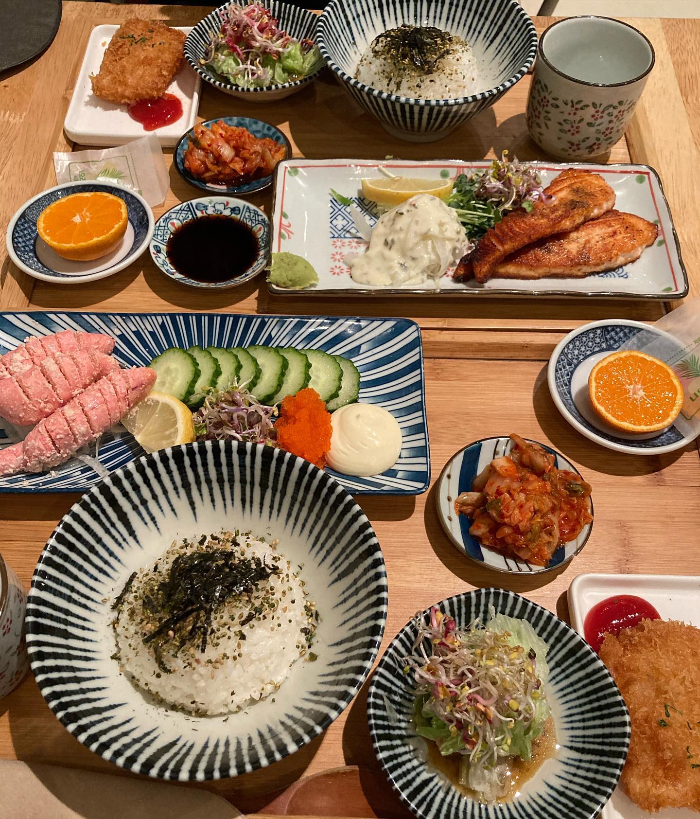 .

부산대 오차즈케 맛집 #나오리쇼쿠 에 다녀왔어요!

학교 다닐 때부터 꼭 가보고 싶었던 식당인데 미루고 미루다 드디어 방문하게 됐어요 !

저희는 12시쯤에 도착했는데 마지막 테이블에 겨우 앉았어요..! 나올 때 보니 3-4팀 정도 웨이팅 중이더라구요 🥲 일찍 방문하시는거 추천드려용!

📍 나오리쇼쿠 (부산 금정구 금강로 271-14)
⏰ 11:00 - 20:50 (마감 30분전 라스트오더)
15:00 - 16:30 브레이크 타임
💲가격은 10000원 - 11000원 정도
🧡 추천 메뉴는 명란구이 오차즈케
✅음식도 깔끔하고 분위기도 좋아서 데이트 장소로 추천 !!
🍤 같이 나오는 튀김은 새우튀김이었는데 존맛탱
🍊 디저트로 주는 귤이랑 젤리 졸귀탱 🧡
.
.
.
#부산대맛집 #부산대데이트 #부산대일식 #맛집 #부산대밥집 #맛집추천 #부산대맛집추천 #부산맛집 #부산데이트 #부산대오차즈케