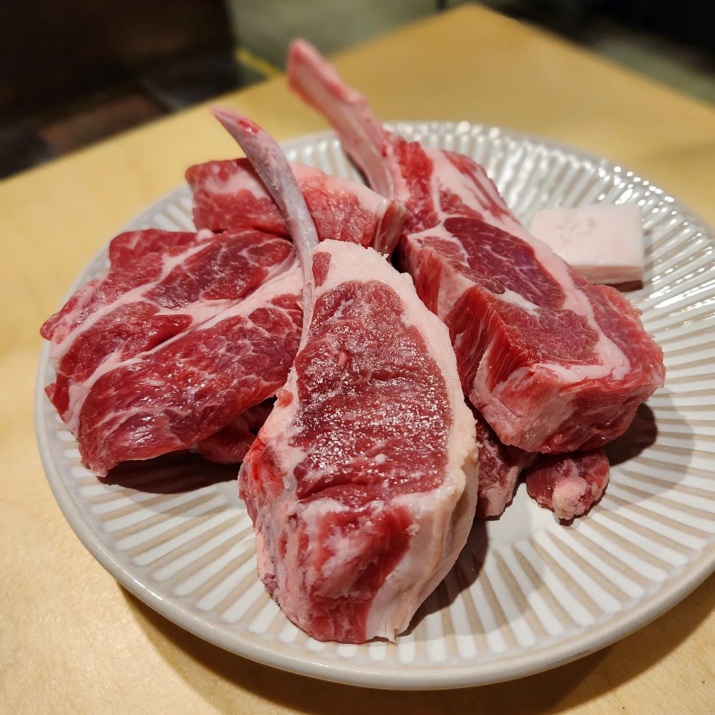 #협찬 #람세스  ❛ ڡ ❛ 
#순천양고기맛집

✔️A콤보 ₩62.0
(프랜치랙1, 양갈비1, 양고기2)

양고기의 참맛을 알게 해준 람세스!!
순천 호수공원 근처에 새로 생긴 따끈따끈한 신상맛집에 다녀왔습니다◡̈

람세스 양고기는 청정호주에서 자란 생후 12개월 미만의 어린양을 사용한다는데요~.~
그래서인지 육질이 보들보들하고 육즙의 풍미가 최고><

전에 모 양고기집에서 처음 양을 경험하시고서 고개를 절레절레 저으셨던 엄빠께서도 람세스 양고기는 누린내 하나없이 입에서 살살 녹는다며 잘 드시더라구요!
람세스에게 주어지는 합격목걸이
예!👊
밑반찬으로 나오는 샐러드, 양배추피클, 김치맛도 상큼하니 입에 짝짝 붙는 맛이라서 고기와 함께 곁들이기 좋았구요~ 
숙주에 소금과 후추를 뿌려서 구워주시는데 요게 또 아주 맛있었어요(๑ơ₃ơ)♥

직원분이 처음부터 끝까지 고기와 각종 야채를 딱 알맞게 구워주셔서 가족들과 도란도란 얘기하면서 아기새 마냥 받아먹기만 하면 되니 넘 편했답니당!!
중간중간 야채는 부족하지 않은지 샐러드를 더 갖다줄지 물어보시는 상냥함에 또 감동쓰..❤️

잘 먹었습니다아🍽

#순천맛집 #순천양갈비 #순천시맛집 #순천시맛집추천 #순천맛집추천 #순천시양갈비 #순천양고기 #순천호수공원맛집 #순천호수공원양갈비맛집 #왕지동맛집 #왕지동양갈비 #왕지동양고기 #왕지동맛집추천 #순천데이트