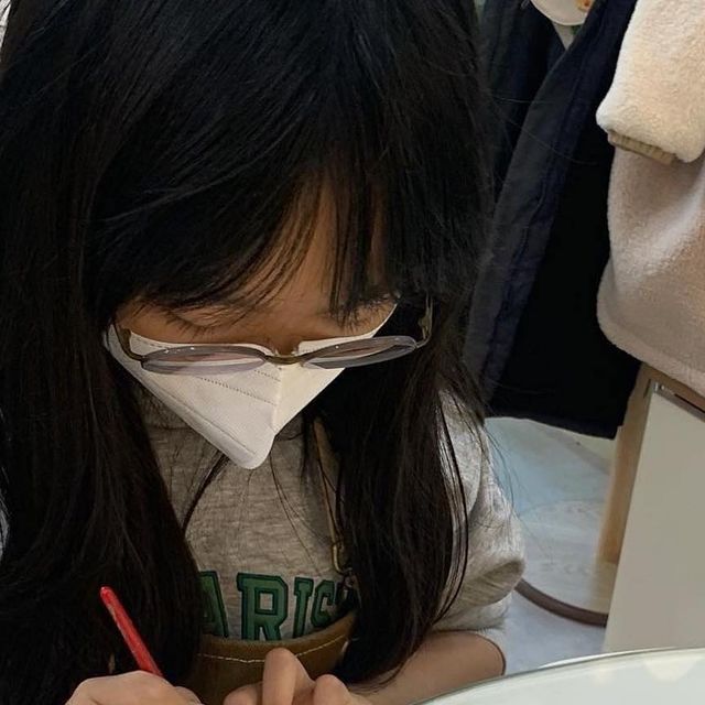 @blooming_kidsart2 on Instagram: "아이궁 우리 피움이들 이 빠진것도 모르고 선생님이 활짝 웃으라고 했네용😂
웃다가도 빠르게 입다무는 모습이 너무 귀여워요!!
오늘도 서로의 그림을 보면서 너가 더 이쁘다 너가 더 이뻐 이러면서 싸우는 중입니다😅♥️"