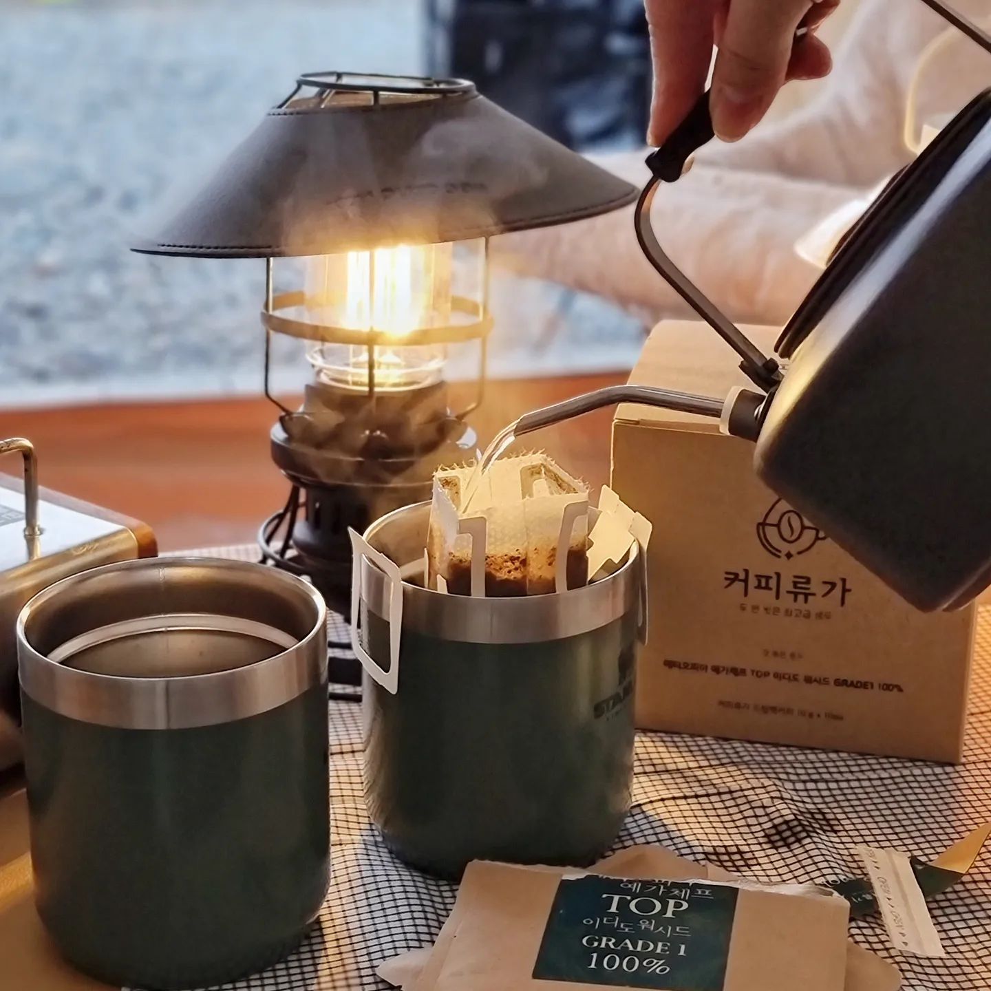 ⠀⠀⠀⠀
⠀⠀⠀⠀⠀⠀
#협찬 

캠핑중 가장 좋아하는 시간☕️🤎

피칭 싹 끝내고
오빠님은 거의 낮잠 타임
저는 혼자서 커피 내려 마시면서
사진찍고 혼자 놀기의 진수를
보여주는 시간이기도 해요🤭

이번에 #류가커피 
제품제공받아 마셔봤는데
와우👍
핸드드립 기술이라곤 일도 없는 저인데도
너무너무 맛있는거 있죠!

산미있는 커피보가는 
고소한 커피를 좋아하는 저에게
완전 찰떡이었던 류가커피

✔️ 생두 하나하나 수작업으로 선별해 결점두 없는 원두
✔️ 두번의 세척과 저온건조로 곰팡이 없는 깨끗함
✔️ 당일 로스팅 당일 발송

결점있는 원두와 함께 로스팅하면
곰팡이균이 생길수도 있는데
류가커피는 수작업으로 원두 하나하나를 골라낸다고해요!

그리고 커피 좋아하는 사람은 다 아는
#에디오피아예가체프 그레이드 1등급!

똥손도 맛있는 커피를 만들수 있게 해주는
류가커피 완전 강추해요😊👍

📍thank for coffeeryuga
⠀⠀⠀⠀⠀
⠀⠀⠀⠀⠀