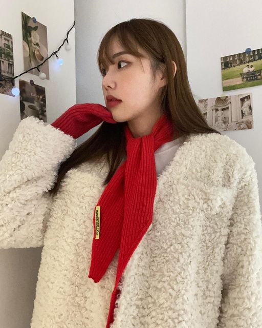 Lafael on Instagram: "#협찬 @majournee_official CASHMERE BLEND KNIT MUFFLER - ‘마조네’에서 예쁜 머플러를 제공해주셨습니다:) 크리스마스 느낌 물씬나는 예쁜 레드 컬러!! 크리스마스 선물로 딱일 것 같