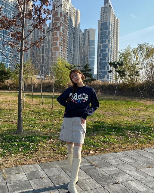 Lafael on Instagram: "@majournee_official 눈부셔서 눈도 못떠••☀️ 오늘은 하트그래픽이 넘 귀여운 맨투맨! 기장이 적당해서 좋아요🫶🏻 ⠀ ⠀ ⠀ - #협찬 #마조네 #majournee #맨투맨 #스타일메이트