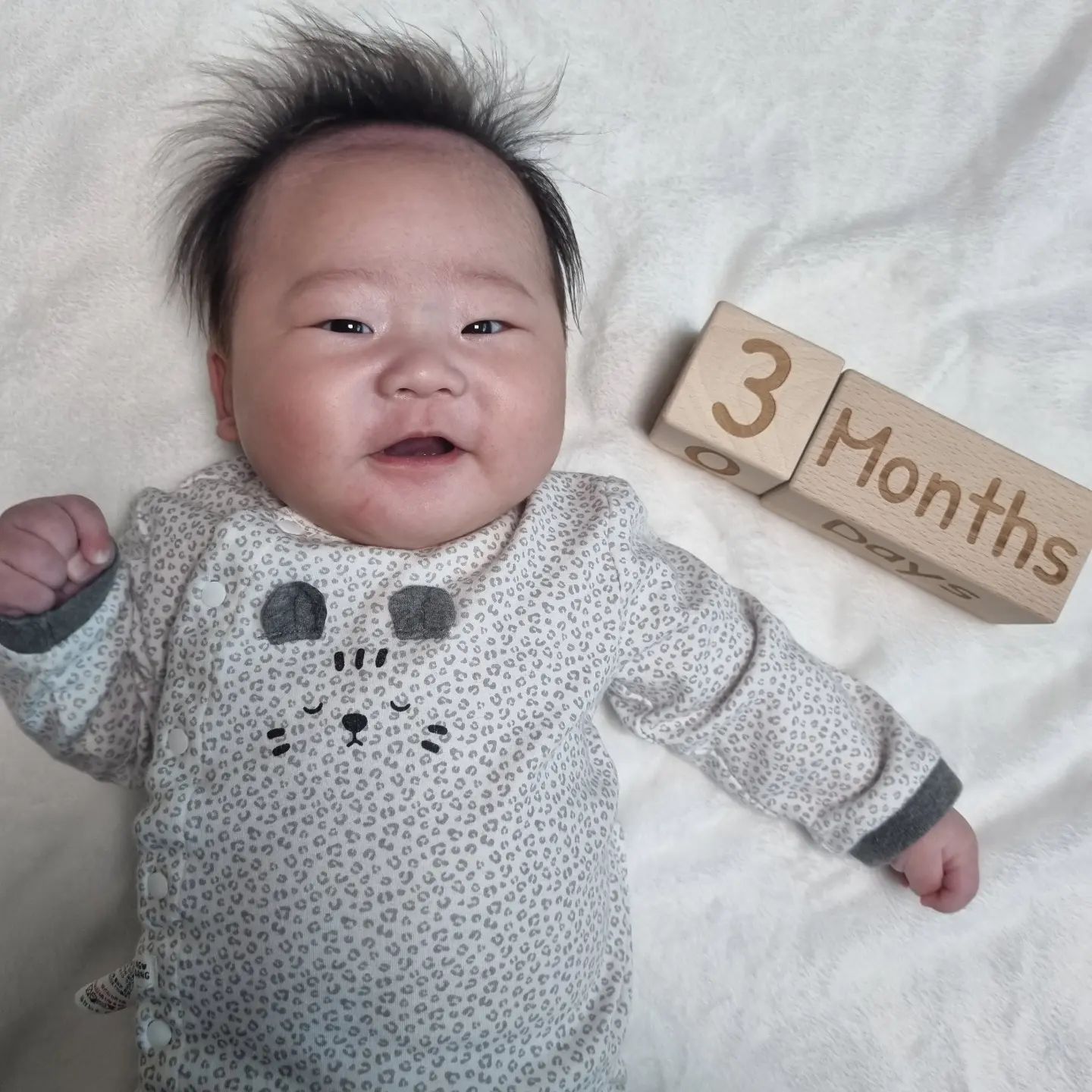 +92일

단이 3개월차 진입!!
그 첫날, 단이 인생 첫 월드컵 우리나라 경기가 있는 날 단이는 결국 입원을 했다🥺

어제 분명 숨소리가 좋아져서 1인실 기다리자 한건데 오늘 아침에 일어나니 숨소리가 다시 가래낀 골골 소리로 바꼈다..
결국 들어가서 1인실 기다려보기로 하고 6인실로 입원을 했다. 

다행인지 불행인지 발에 주사 꽂을 때 처치실에 따로 데려가서 엄마는 못보게 했다.. 대성통곡을 하며 발에 주사 꼽고 나와 엄마한테 안겨서 울다가 잠들었다.
그래 단아, 아프고 힘들게 주사 꽂은 만큼 우리 빨리 나아서 나가자❤️

화요일 외래볼 때보다 숨소리 좋아졌다고 입원 짧게 해보자고 하셔서 그나마 위안이 된다.

그래도 3개월 사진 찍겠다고 입원준비 하느라 정신없이 짐싸고 집 정리하면서 3개월 사진도 찍고.. 엄마의 의지👍

2022.11.24