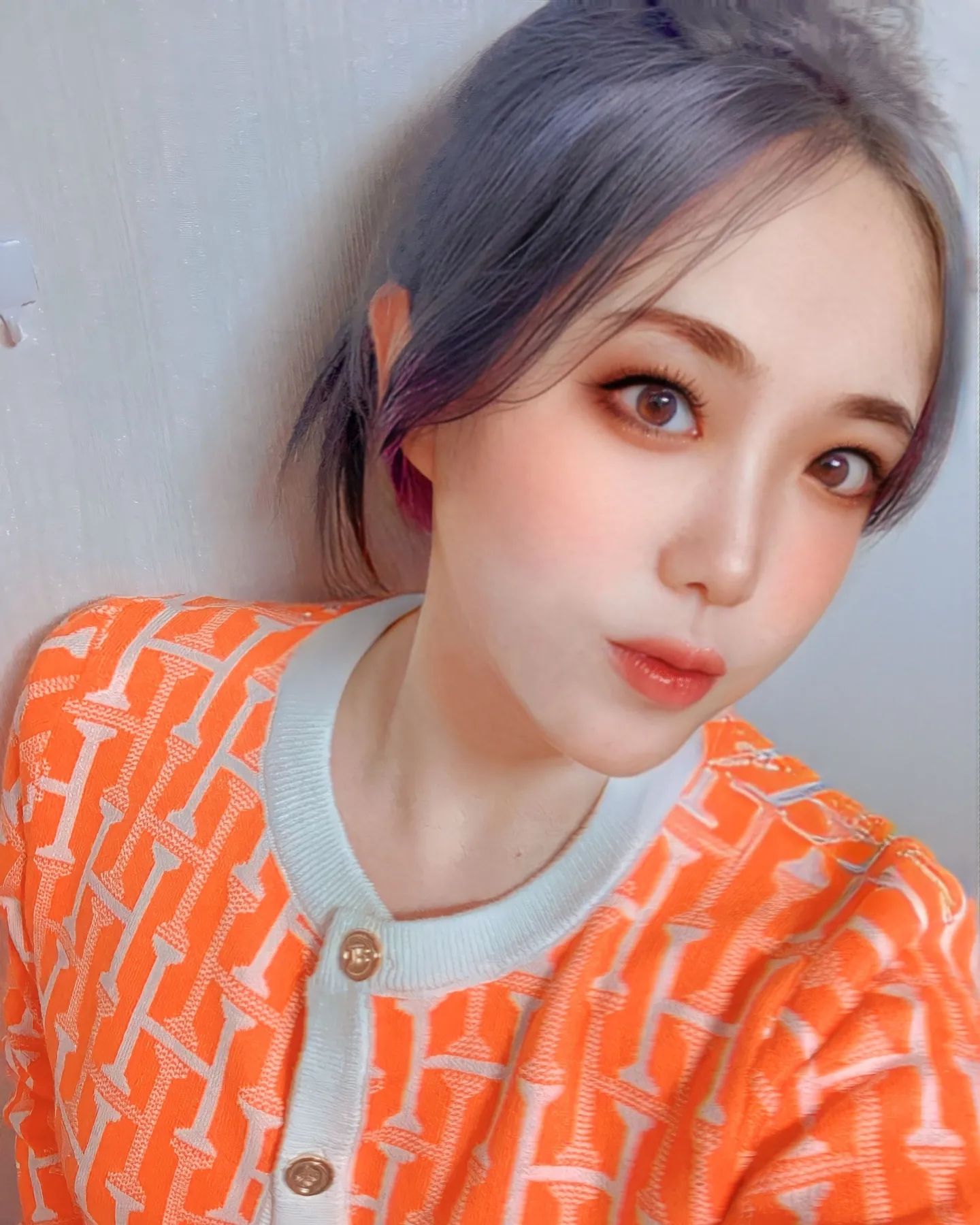 애쉬바이올렛 한달차 물빠지니 #은발머리 #애쉬그레이 되서 찰떡인 #비비드오렌지 #H가디건 입고 #인간오렌지 컨셉으로 #셀카타임 요가디건 보자마자 색감 쨍하고 비비드한게 얼굴살려주고 예뻐서 무조건 #깔별소장각 외쳤던🤗 원단도 캐시미어 혼방되서 부드러움 #말모말모 거기에 포인트 B로고 #금장단추가디건 #명품가디건 스러운 H로고패턴까지😚근데 가격까지 넘모 착해요😍 비슷한디자인 백화점에서 8만원대에 판매되고 있던데 스토어팜 아베크로얄🧡 에선 반가격도 안되는 2만원대ㅎㅎ 니트스커트나 조거팬츠 슬랙스 청바지 원피스 어디에나 찰떡템인ㅎㅎ 오늘도 로얄언니 밀크리는 코디에 진심인편 이라 #라이브방송🎥 때 #예쁨폭발 #코디세트 #세트바리 예뿌게 보여드렸답니다🥰 #유니크룩 #트렌디룩 살땐 프로필링크 스토어팜 아베크로얄 소식 알림받기😊❤🧡💛💚💙💜🤎💖 하시구 신상 3일간 오픈특가 할인가로 이벤트 진행하고 있으니 득템하세요😁😆🥳 #오늘도예쁘게 #덤블자켓
#덤블집업 #덤블점퍼 #빈티지집업 #퍼프니트 #진주니트 #ootd #꾸안꾸룩 #전신샷 #패셔니스타그램 #얼스타그램 #셀스타그램