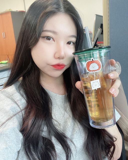주현이🐰 on Instagram: "늙은 호박이 효능이 많다는건 알고 있었지만 이렇게 100%늙은호박으로만 된 호박티가 있다니 ...!! 아침마다 얼굴이 팅팅붓는 나한텐 '#부었냥' 이 찰떡💛 생분해