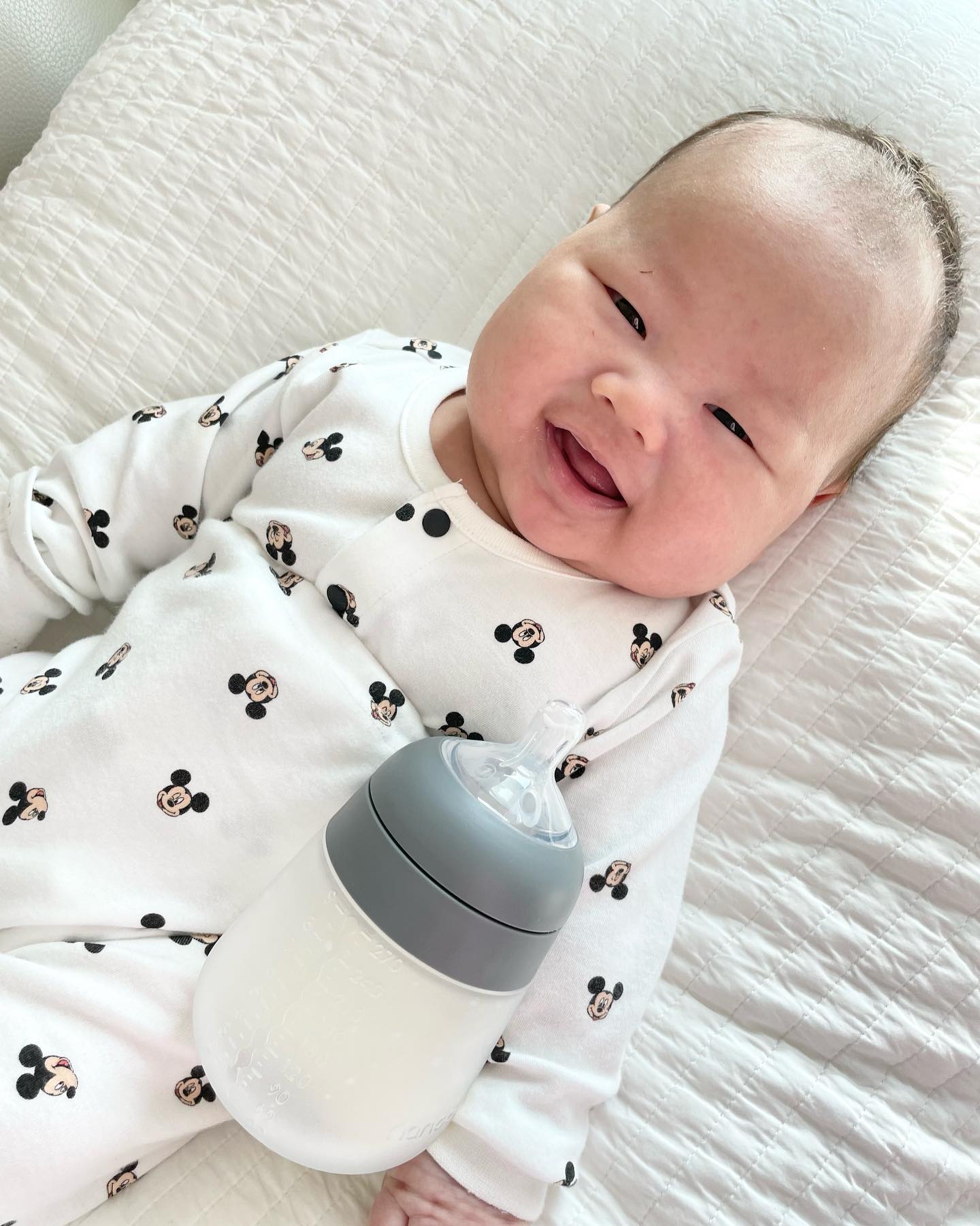 #협찬
🍼우리 둘째가 잘 사용하는 젖병 🍼
#실리콘젖병 #젖병추천 #젖병 #신생아젖병 #나노베베 #아마존1등젖병 
.
첫째때 실패한 젖병물리기! 둘째때는 나노베베젖병으로 성공 했어요~
모유수유를 고집했지만. 혼합으로 분유를 먹이려 한 둘째의 젖병물기! 
-3개의 에어구멍이 내부입력을 조절해주어 배앓이 걱정 NO!
-3D입체구조로 엄마의 가슴과 닭은 감촉으로 유두혼동 및 젖병거부 없이 하는 수유!
-플라스틱으로 인한 환경호르몬 노출위험 없는 only 실리콘으로 된 젖병과 젖꼭지! 
-오래 사용해도 지워지지 않는 보기쉬운 눈금!
-세척도 쉬운 젖병
.
우리둘째 젖병도 잘 물고!! 분유도 너무 잘 먹어서 뽀동뽀동 살도 많이 찌고!!
형아때랑은 달라도 너무 다른 둘째! 
형아는 우유알러지로 젖병을 못 물었지만 우리 둘째는 앞으로 더 젖병 잘 물어서 건강하게 자라자!!