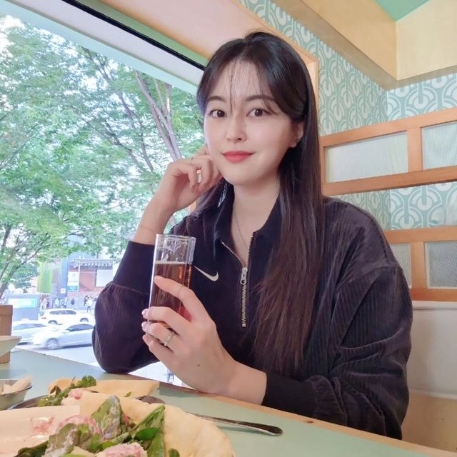 김소진(金昭辰) on Instagram: "#광고 #협찬 분위기 × 맥주 @artmonster.md 🍻 네온사인, 자연광, 노래 ... 말해 뭐해🤭 각종 대회에서 수상한 맥주들을 샘플러로 고루고루 맛볼 수 있다니