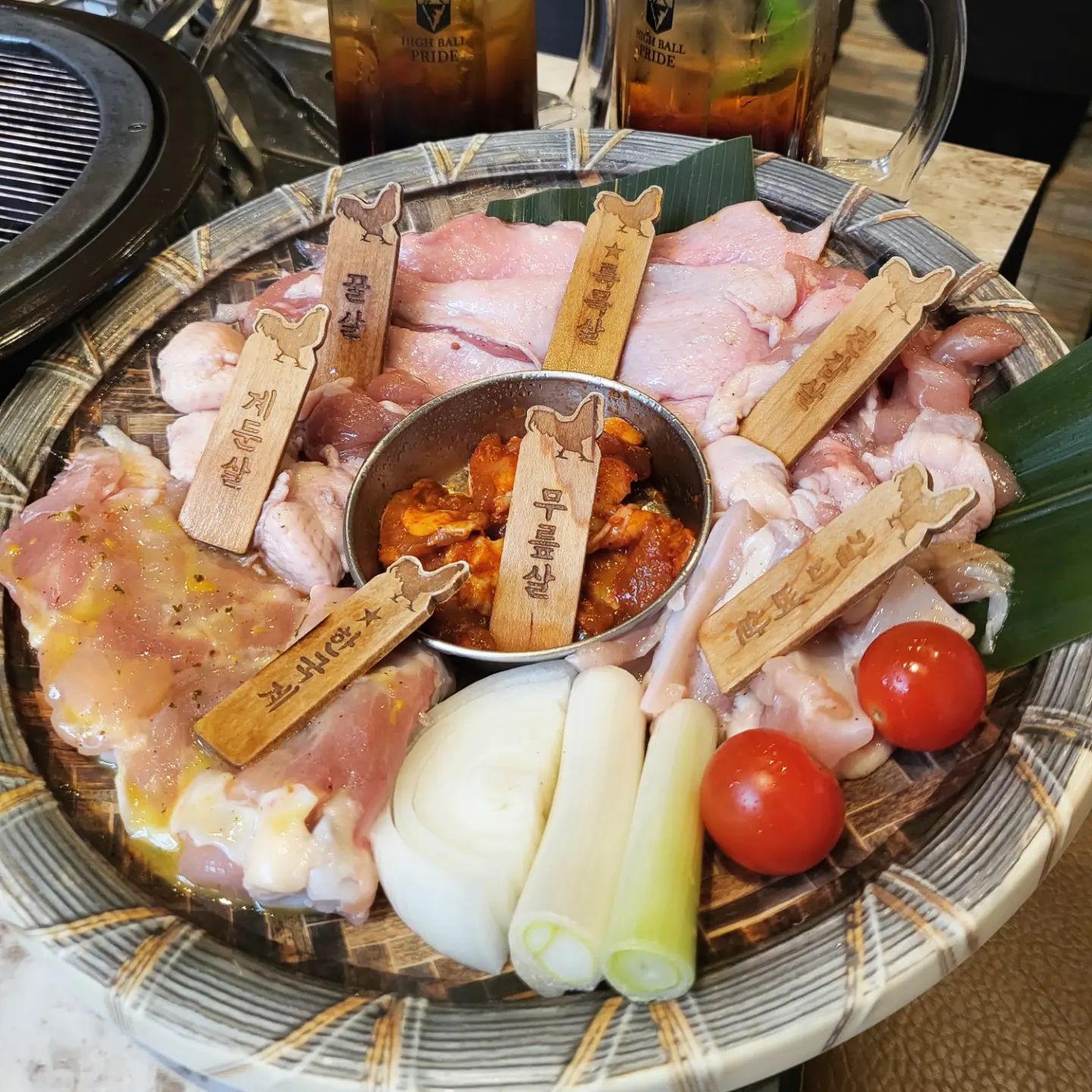 #한국계 방문꿀팁👇👇

레몬소스🍋에 푹재운 닭다리살은
느끼한맛 하나없이 상큼😊
거기에 밑반찬 거를타선없으면 말다한거아닌가요??
ㅋㅋㅋㅋㅋㅋㅋㅋㅋ

일단 전 구워주는 고기집이 좋더라구요😋
무심하게 닭튀겨먹는거 젤사랑했던
나자신 고개숙여 반성🥲

팬god출신으로...^^
고인물중 고인물이지만
손호영사장님이어서가아니라
이런구이는 처음이고 맛있어서 연옌들 많이오는것같아요!

여기서 제픽은 특목살!
목뒤부터 등살은 통으로 구워 한입에 넣는데 육즙팡팡🤩🤩
여기아니면 먹을수없는 별미❣️

새콤한 초계국수🍜 
쭈욱쭈욱 치즈퐁듀🫕
달달한 매실하이볼🍹
남김없이 맛있었던 
한국계 완전강추👍👍

📍한국계 방이점
서울 송파구 오금로11길 7 1층

📍한국계 잠실새내점
서울 송파구 올림픽로8길 10

언제나 꿀팁💡이 가득한
냠냠데이즈의 미식생활😍

nnyam_dayz
nnyam_dayz
nnyam_dayz

❤️ 내용이 좋으면 좋아요
🧡 나중에 또보려면 저장
💛 같이 갈 친구는 태그
💚 계속 보려면 팔로우

#닭특수부위 #방이동한국계 #잠실역맛집 #서울맛집 #먹스타그램 #맛스타그램