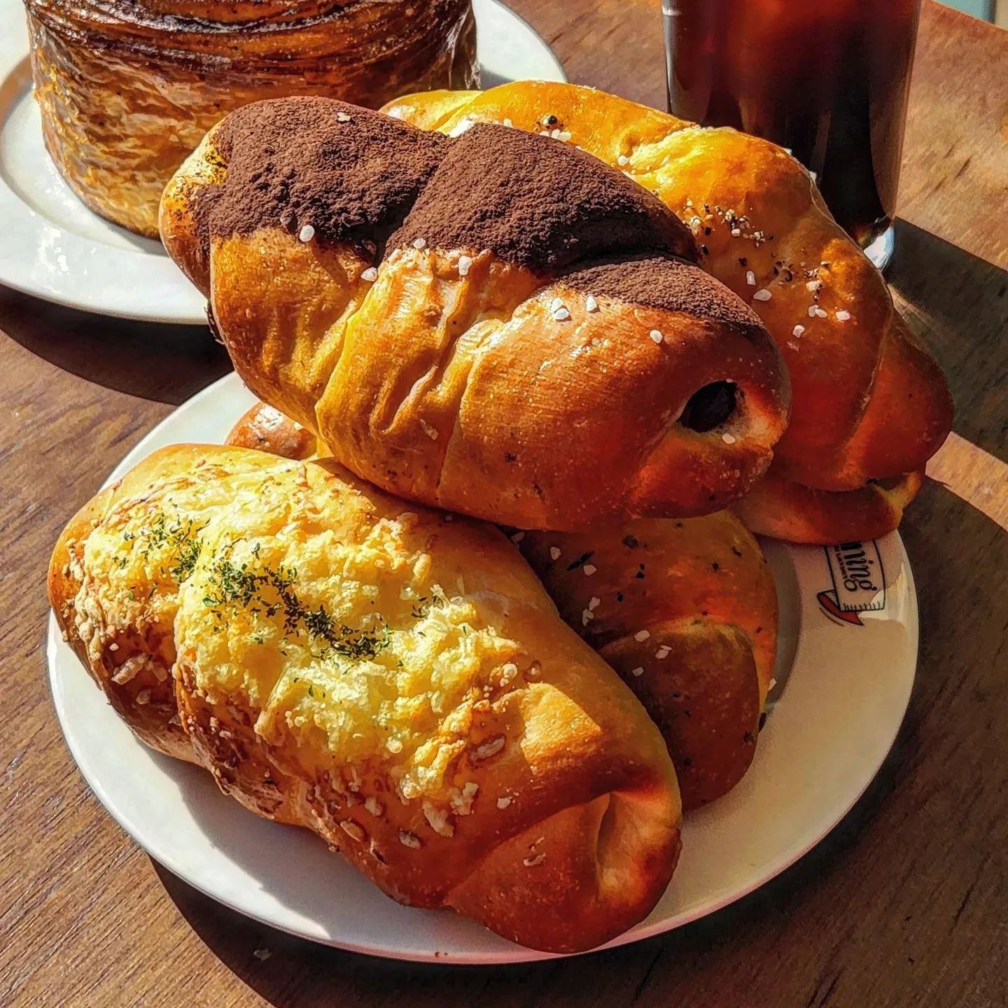 #협찬 [동탄] 버닝 #내돈내산
진정한 소금빵의 천국! 이렇게 다양한 소금빵을 맛볼 수 있을 줄이야 감동🥹
맛별로 죄다 담아버릴 수 밖에.. 저희 엄마가 소금빵 킬러인데 또 사먹고 싶다 하셨어요ㅋㅋ

저는 워낙 빵순이라 다 잘먹지만, 버터동굴이 크게 나있는 만큼 버터 풍미가 좋더라구요! 게다가저… 초코빵은 잘 안먹거든요? 근데 여기 초코소금빵이 미쳤어요… 진짜 고급진 촤컬릿 맛에 오독대는 식감까지.. 게다가 소금빵이니 짠맛까지 들어가니까 단짠조화가 도라버린 것입니다… 이마 잡아 
소금빵 중에 추천드리자면 기본과 초코소금빵!! 강추 드립니다. 
소금빵 뿐 아니라 몽블랑도 진짜 맛있어요 결대로 찢어지는 빵결에다 위에 달짝지근한 코팅이 계속 벗겨먹게 됩니다.. 순삭 걍 다먹었어요 반남기려고 했는데ㅋㅋㅋㅠㅠㅠㅠ 얼그레이 몽블랑을 먹었지만 다른 몽블랑 종류도 많아서, 담번에는 그걸 사올 예정이에요‎*´ސު｀*

케이크 느낌의 번 종류들도 너무너무 다양하게 있는데, 가격대는 조금 있지만 요즘 케이크 가격 생각하면 오히려 가성비 좋다고 느껴지네요🫠
가게 내부도 채광이 좋아서 밝은 분위기라 호감이 갔고, 심지어 분수대도 있더라고요…? 그래서 그런지 무척 럭셔리한 느낌도 났네요ㅋㅋㅋ 사진 찍기 좋고! 커피도 맛있고 빵도 맛있어서 별점 5점 주고 싶은 곳이에요! 쇼핑몰 내부에 있어서 쇼핑하고 빵뿌수기하면 딱입니다 ㅎㅎ 제가 그렇게 했거든요 추천드려요~!! 

📍버닝 타임테라스점 - 경기 화성시 동탄중앙로 220 지2층 B208-1호(반송동, 메타 폴리스)

.
.
.
.
.

#버닝동탄타임테라스점#버닝#반송동카페#반송동빵#반송동베이커리#반송동맛집#타임테라스카페#타임테라스맛집#타임테라스빵집#동탄빵집#동탄카페#동탄베이커리#동탄맛집