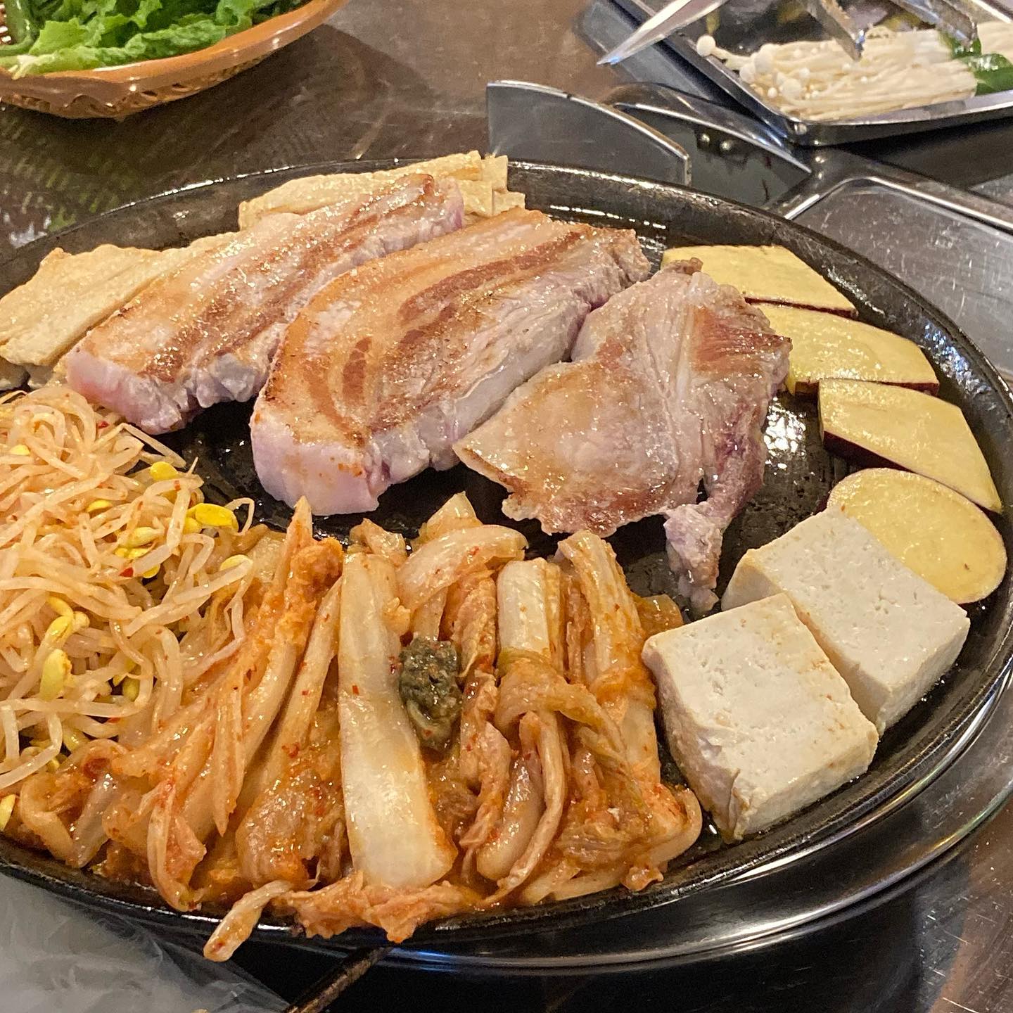 부슬비 내리길래 ,, 오늘은 막걸리 아니고 삼쏘다 싶어서 간 집 앞 솥뚜껑 삼겹살 맛집 ㅋㄷㅋㄷ 어묵 구워주시는데 요게 또 별미 ^_^ ~
.
.
.
.
#화정1127
#화정동맛집
#솥뚜껑삼겹살
.
#도덕의맛따라멋따라_광주
