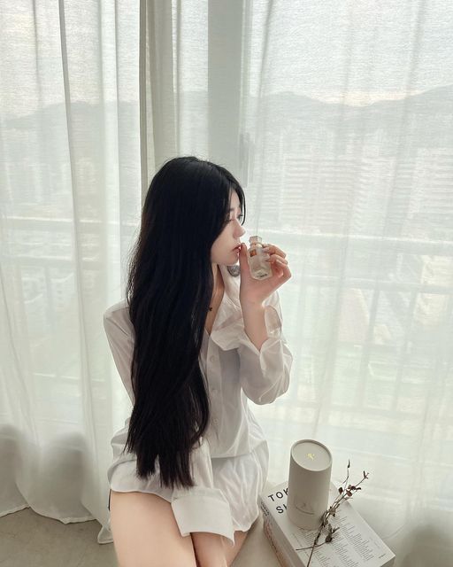 예담 on Instagram: "#협찬#제품협찬#협찬광고 자연이 선물한 맑은 이슬의 청량함 따뜻한 풀잎의 상쾌함을 한병에 정성스럽게 담아놓은듯한 @scelmar_official 의 #오드퍼퓸 몽 리스 천연 향료