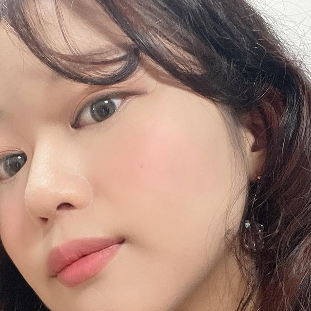 혜니 on Instagram: "#협찬 #지쿠 #ZIKOO 출국없이 면세점 가격에 득템하는 지쿠 앱 소개해요! 저는 볼터치로 크리니크 치크팝 블러셔 사용중인데, 베이크드 타입이라 잘 깨지지않고 발색도 맑아