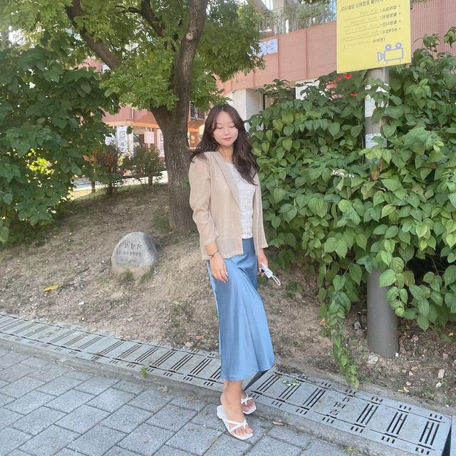 혜니 on Instagram: "#협찬 가을무드 낭낭한 데일리로 입기좋은 하시의 새틴스커트. 주름도 잘 생기지않고 신축성이 좋아서 편해요!! 저는 블루색상을 선택했는데, 사계절 내내 잘 활용하기 좋