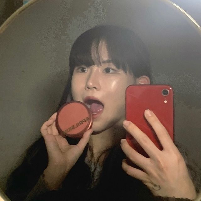 다원 on Instagram: "#협찬 #광고 이렇게 커버력 좋은 글로우 베이스 봤냐며🐒 모공 홍조 다 가려지고 보송하면서도 촉촉한-! 에어홀 퍼프로 두껍지 않게 잘 밀착되고, 내 동전지갑애도 쏙 들어