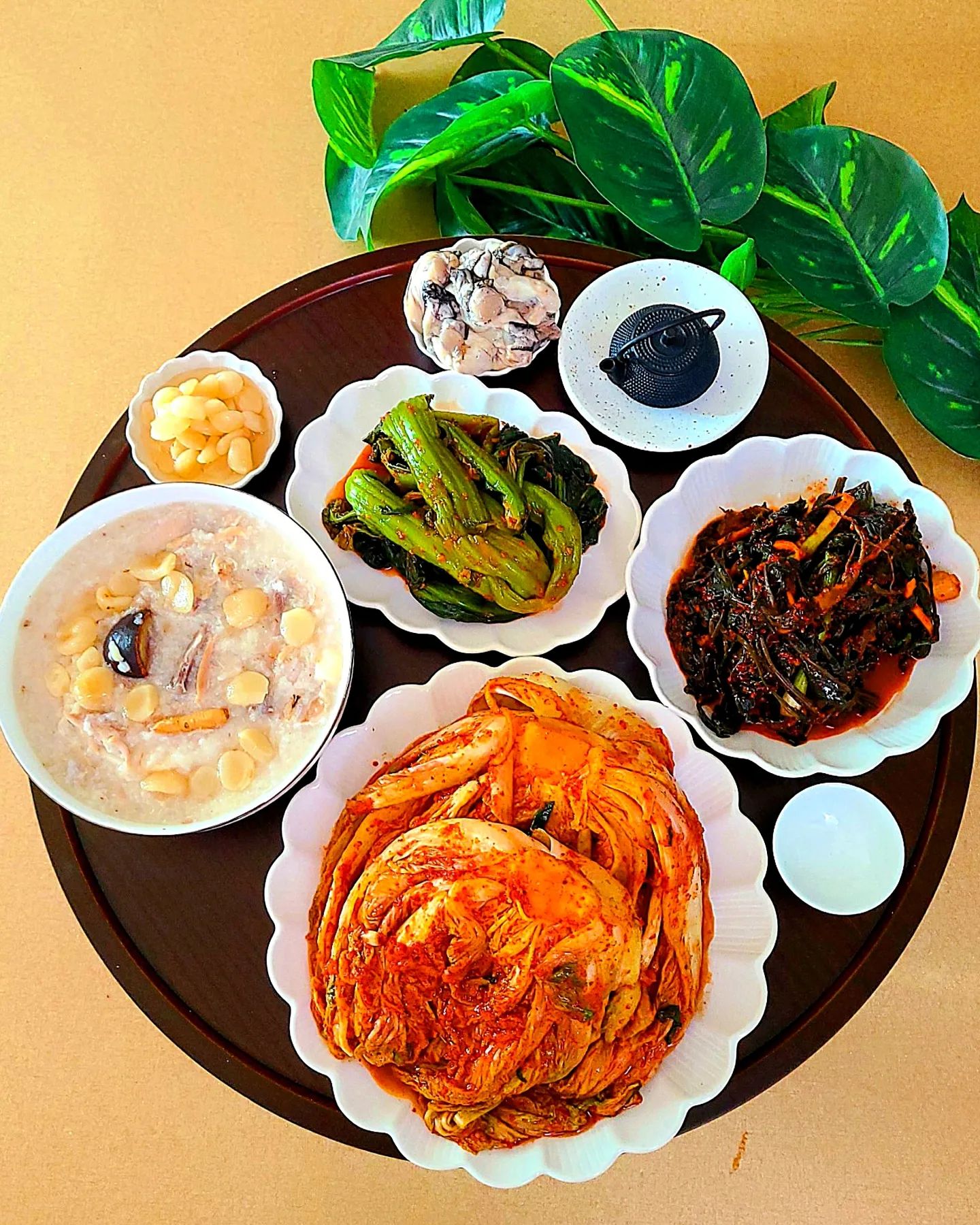 #집밥이젤좋은뇨자🏡 #한국농협김치
#제품제공

🇶🇦 카타르 월드컵과 함께 하는 한국농협김치!! 우르과이전 열씨미 응원했는데 비겼지만 잘했죵!! 28일에 있을 가나전 기대해봅니다~ 🇰🇷🇰🇷🇰🇷 

😛김치는 여윽시 남도식👍~포장 뜯는 순간 김치 양념에서 나오는 찐한 젓갈냄새와 궁물 찍어 먹느라 바쁜 다섯 손가락들ㅋㅋ😋🤗 오아아아아앙~~(핑거김치라니까요^^;;;)😙

💕남표니가 끓여준 박지환배우 레시피의 마계죽~ 암것두 필요 읍구 포기김치랑 꼬들빼기김치랑 갓김치면 한 상 금새 완성이여라💘💘

🤩앗촤촤라~촥촥 찢어 발겨서리 야무지게 김치 먹어주구요~갓김치는 이빨로 끊어 가며 흡입 합니다. 🤪귀한신 꼬들빼기님은 소듕하게 뿌리찾아 먹어주구요~ 울집 최애 레시피 꼬들빼기제육볶음에 사용할 예정!!🍳🍳🍳

💚너없인 못살아! 한국농협김치
고객감사특별할인전💚 (최대 30%할인)
11월 21일~12월 16일 

🧡경품 이벤트🧡
구매고객(회원) 대상 추첨으로 묵은지찜+찌개 밀키트 200세트까지

➡️구매처는 농협몰

💯한국농협김치 💯
- 모든김치 100% 국내산 농산물 사용
- HACCP 인증받은 자체시설에서 생산
- 산지와 계약재배를 통한 최고의 원재료 엄선
- 30년 이상의 역사와 노하우

👇👇👇
nh.kimchi

#한국농협김치하나로마트 #한국농협김치농협몰 #한국농협김치마켓컬리 #국산농산물원료 #믿고먹는한국농협김치 #고들빼기 #갓김치 #포기김치 #김치 #김장 #김장김치 #인싸김치 #카타르월드컵