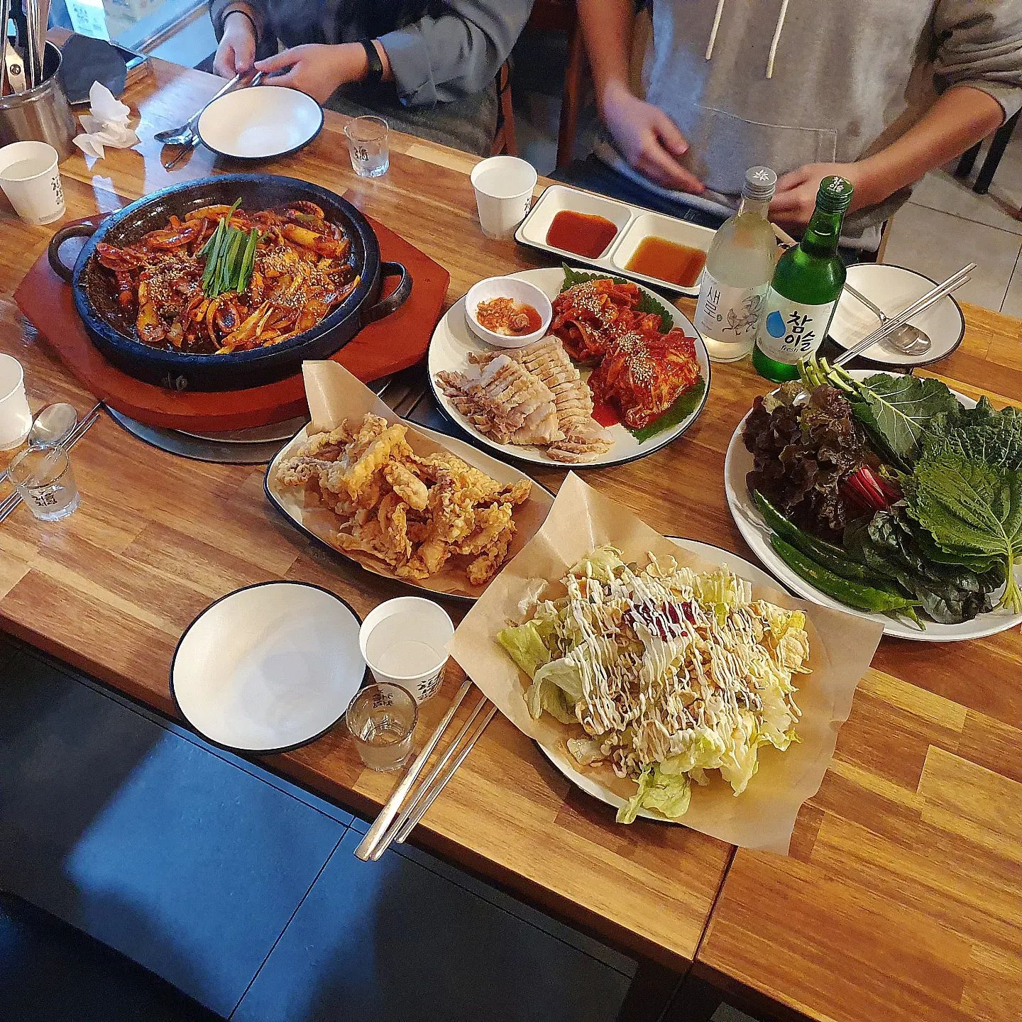 #협찬 #생방송투데이 #오징어한상 #발산역맛집 #마곡맛집 #발산역술집 #발산역회식장소 #발산역핫플 #발산맛집 

#오적회관

생방송투데이 맛집 발산역 회식장소로 안성맞춤인 오적한상!!

#오적한상 59,000원

와아 입이 떡벌어지게 푸짐한 한상이 차려진다.
딱 봐도 푸짐해 보이지만 그릇이 큼직해 실제로 보면 양이 더더더 장난 아니다.

☝🏻보쌈
오징어초무침 이랑 맛깔나는 김치가 함께 나오는데 고기와 찰떡이다. 다른 사람들은 오징어볶음 너무 좋아했는데 난 이 보쌈의 맛이 안잊혀진다. 잡내없고 부드럽게 제대로 삶아진 고기였다😍

✌🏻오징어볶음
지글지글지글 소리부터 냄새까지 완벽하다.
보니까 나오자마자 밥볶아 먹은분들 많던데 술자리 아니었으면 나도 바로 밥한공기 시켰을거다ㅋㅋ
다 너무 맛있게 먹었지만 주임엉아와 그분은 오징어볶음 극찬했다!!

🤟🏻오징어튀김
큼직한 오징어를 바삭바삭하게 제대로 튀겨냈다
바삭쫄깃 이 식감은 잊혀지지않는다👏👏👏
감칠맛 좋은 큼직싱싱한 오징어를 이렇게 맛있게 튀겨내니 손이 계속 갔다.

#순두부섞어찌개 8,000원
추가로 시켜봤는데 이 퀄리티가 8천원이라니 ㅎㄷㄷ 오징어가 들어가 시원하면서 속풀기 좋고 햄과 큼직한 순두부가 두덩이 들어가 안주로도 너무 좋았다. 만족만족👍

매장이 크고 직원분들도 친절하시다! 무엇보다 청결이 너무 좋았고 사진 갯수때문에 못올렸지만 채소와 반찬이 샐프바에 마련되 있어서 좋았다😆

채소값 요즘 비싼데 다양한 쌈채소와 반찬을 푸짐하게 무제한으로 먹을수 있어서 대만족 이었다.

협찬으로 갔지만 소주10병 뿌시고 배불러서 나온거 보면 발산 마곡 맛집으로 인정이다💯💯

회사 사람들과 점심 먹으러도 또 가봐야 겠다😁

#선팔 #맞팔 #맛집 #맛집탕방 #좋반 #먹스타그램 #좋아요반사 #맛집소개 #찐맛집 #먹팔환영 #먹팔 #먹팔맞팔 #먹부림 #소통 #홈쿡 #술스타그램 #홈쿡스타그램 #쿡스타그램