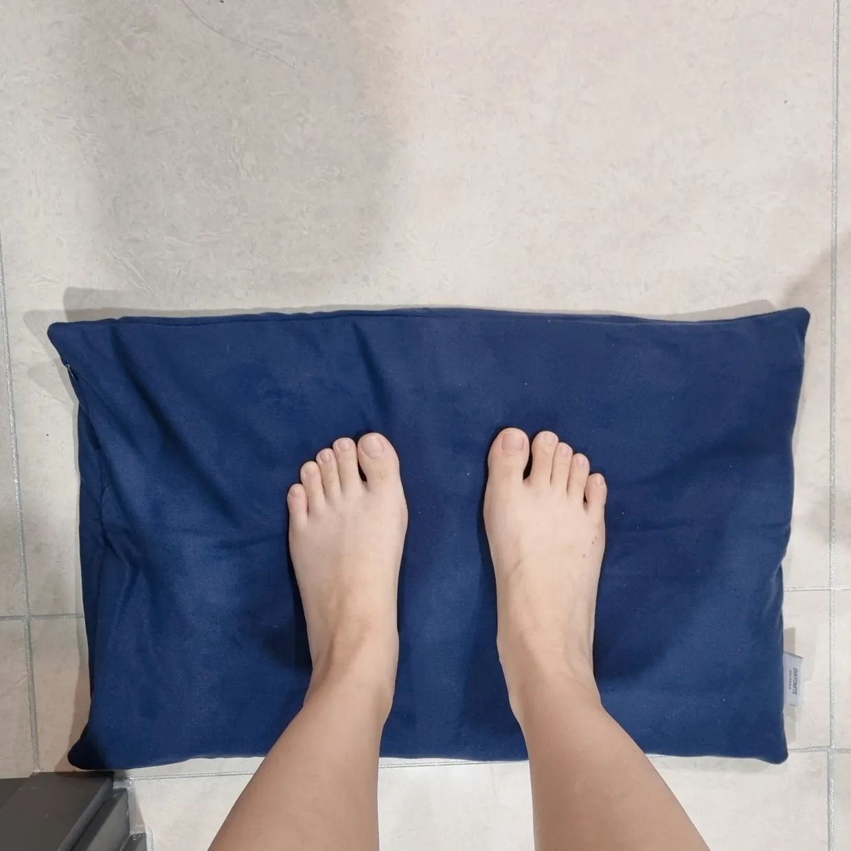 #협찬#와디즈#펀딩탐험대

< 💙 빨아쓰는 캘리포니아쿠션 규조토 발매트 🦶🦶 💙 >

샤워 후 발매트에 발을 닦으면 
한창동안 축축해서 밟을 때마다 찝찝!😣
또 같이 쓰기에도 찝찝!😨
균이나 탈취문제도 신경 쓰이더라구요

규조토 발매트를 만나 요즘 삶의 질이 올라갔어용^^ 
언뜻보면 발매트가 아니라 마치 베개처럼 
생겼지 않나용?ㅋㅋ🤭

규조토는 숯보다 5,000배 많은 
미세한 구멍을 가지고 있어서 악취를 흡착 및 
분해하는 기능이뛰어나며 향균 작용과, 
탈취력이 굉장히 좋답니다🤗

--------------------------------------------------------------------------

<100% 캘리포니아산 규조토발매트 장점❕️❕️❕️>

✔️ 물기💦 흡수력이 뛰어나고 건조력이 뛰어남!

✔️ 2중 피치스킨 가공으로 물기💦 흡수력 더욱 up!

✔️ 인체 유해 성분 안전 검증 테스트 완료로
  어린 아이도 사용가능

✔️ 공간 탈취, 강력한 제습 효과로 집안의 쾌적함까지 up!

✔️ 규조토 발매트는 햇빛에 자연건조로 손쉬운 관리, 
  커버는 세탁 가능
​.
.
.
.
.
.
#펀딩탐험대3기#와디즈펀딩
#빨아쓰는캘리포니아쿠션규조토발매트
#규조토발매트#일룸인네이션#리빙템#욕실템#홈리빙